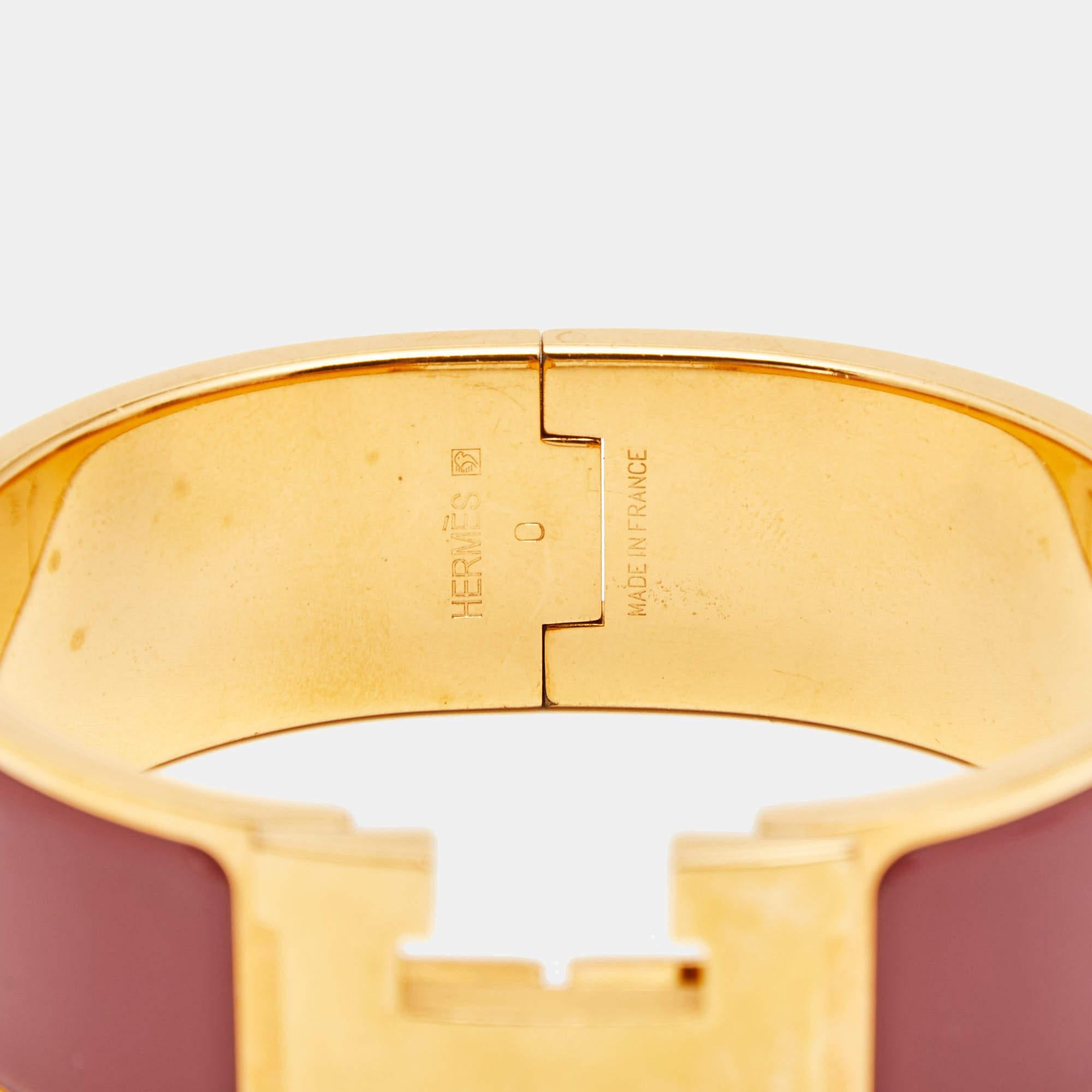 Adorn your wrist with this stunner of a bracelet from Hermès. The piece is from their Clic Clac H collection, and it has been crafted from gold-plated metal and designed with enamel. This bracelet is complete with the iconic H. Get those compliments