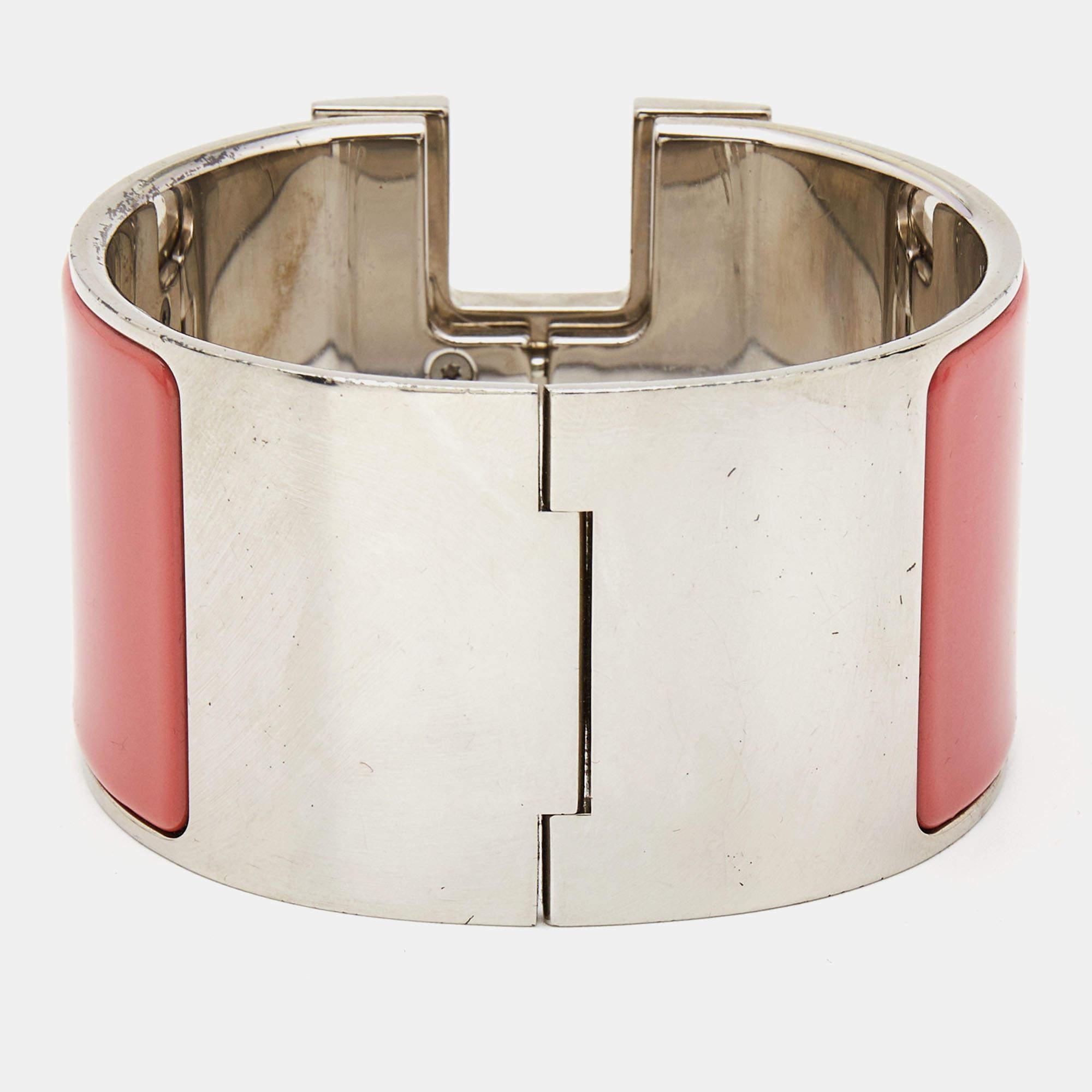 Élevez votre poignet avec ce bracelet pour femme de la marque Hermès. Méticuleusement fabriqué, il respire l'élégance et le luxe grâce à des matériaux de qualité supérieure, des détails exquis et un design intemporel, ce qui en fait la pièce