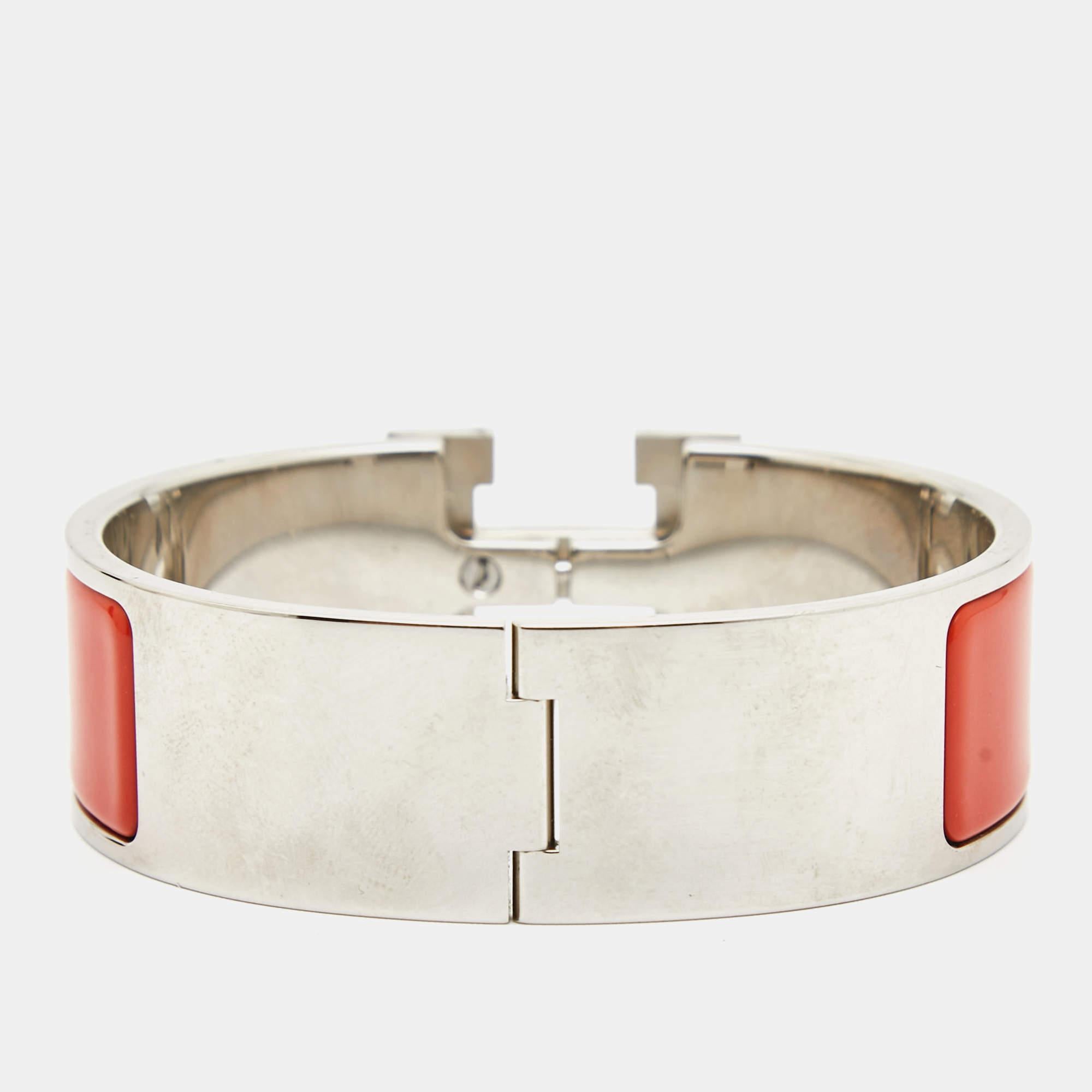 The Hermès Clic Clac H bracelet is an exquisite piece of jewelry. It features a glossy enamel band with a prominent palladium-plated H-shaped clasp, creating a striking contrast. This luxurious and elegant accessory embodies timeless style and