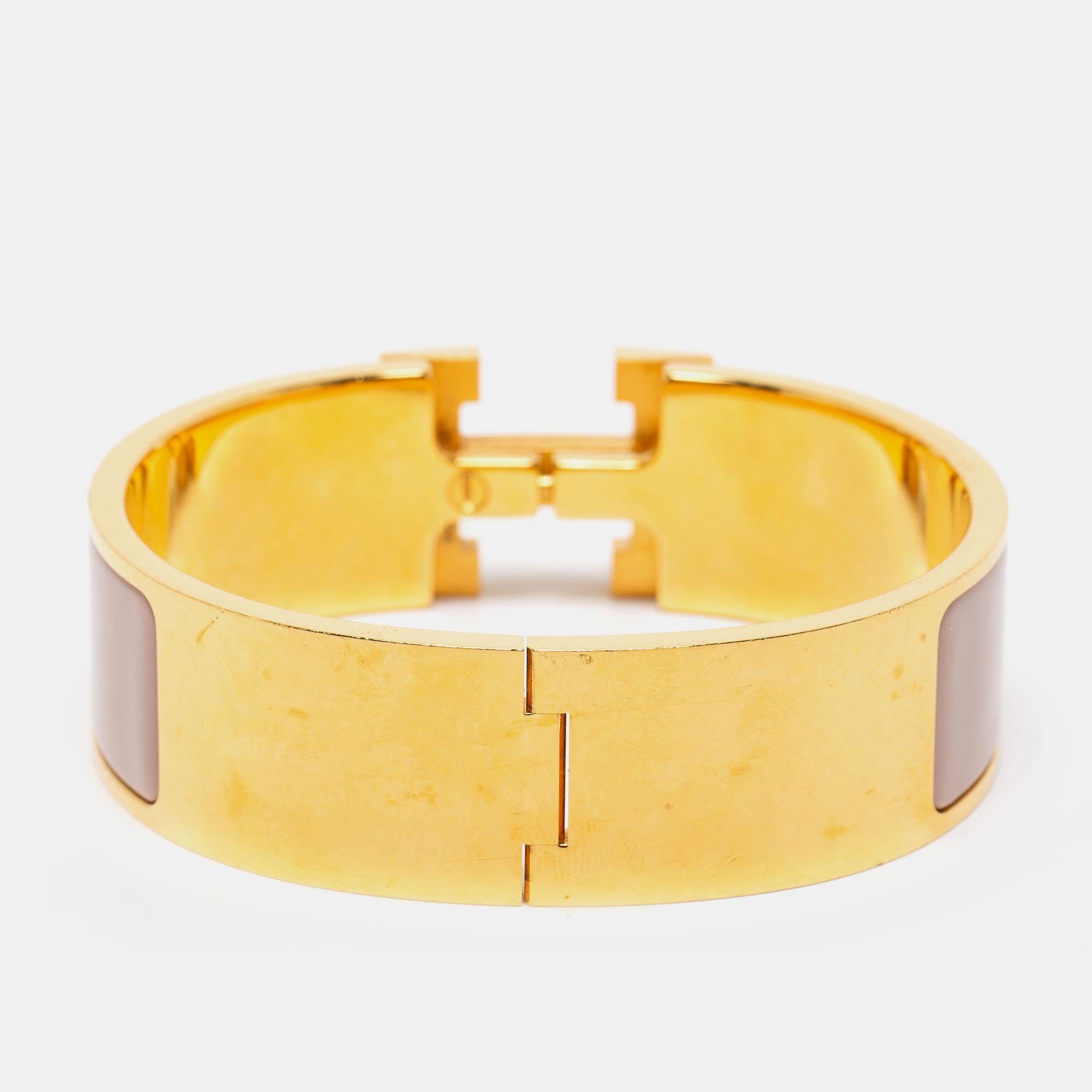 Adorn your wrist with this stunner of a bracelet from the House of Hermès. This piece comes from their beloved 'Clic Clac H' collection and has been crafted from pink enamel and gold-plated metal. This bracelet is complete with the iconic H. Get