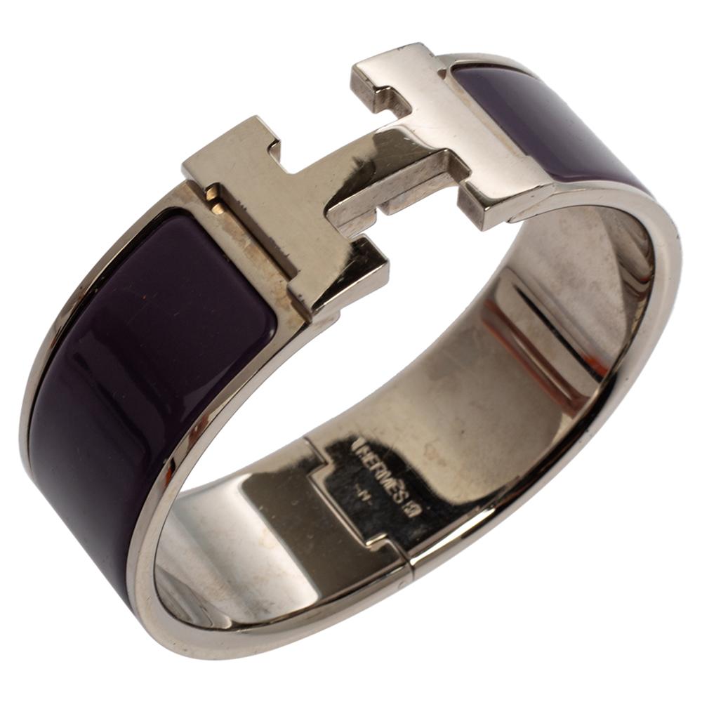 Adorn your wrist with this stunner of a bracelet from Hermes. The piece is from their Clic Clac H collection, and it has been crafted from palladium-plated metal and designed with purple-hued enamel. This bracelet is complete with the iconic H to