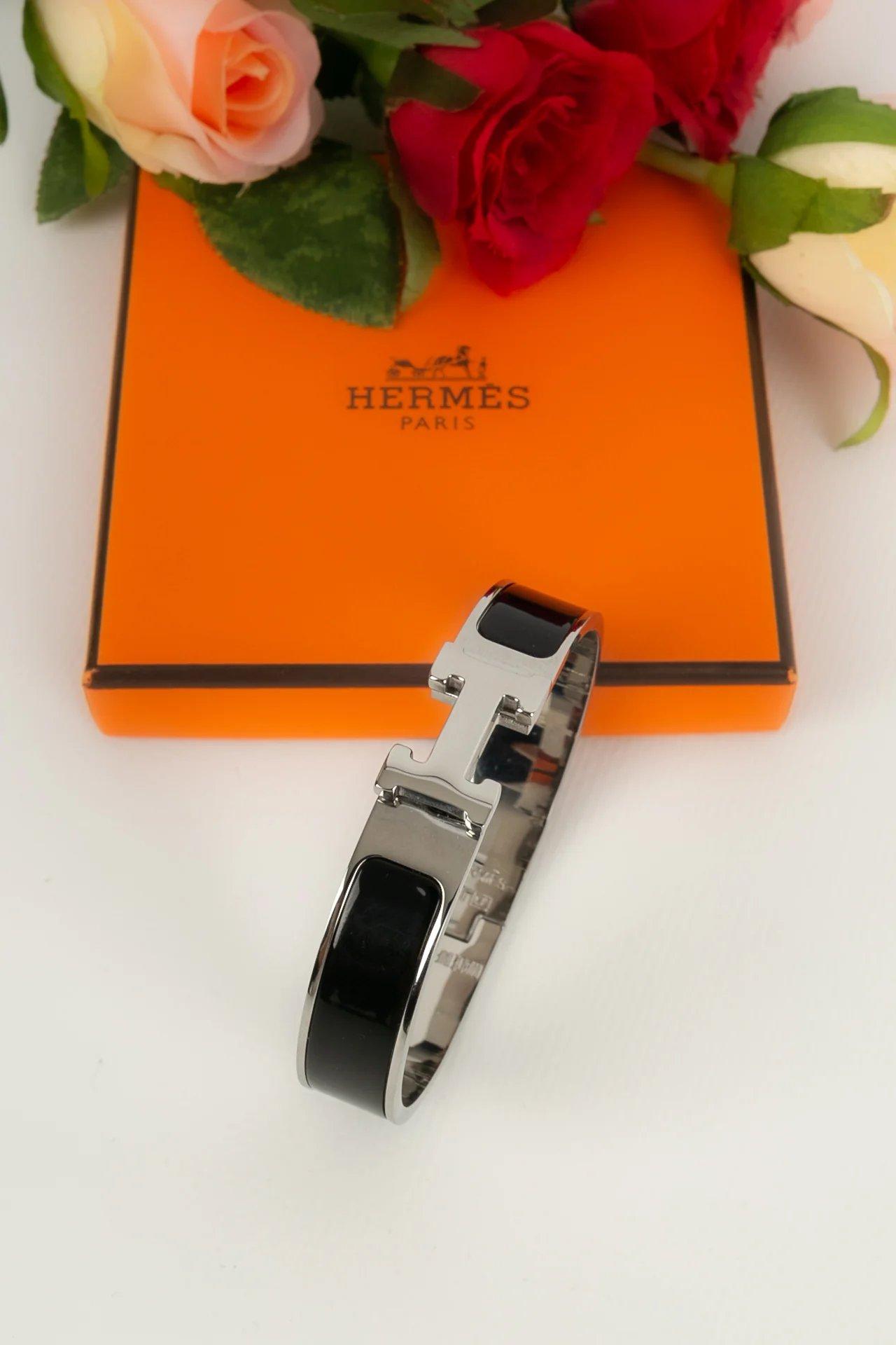 Hermès - (Made in France) Silver plated metal and black enamel bracelet.

Additional information:

Dimensions: 
Wrist size: 17 cm 
Opening: 9 cm

Condition: 
Very good condition

Seller Ref number: BRA131