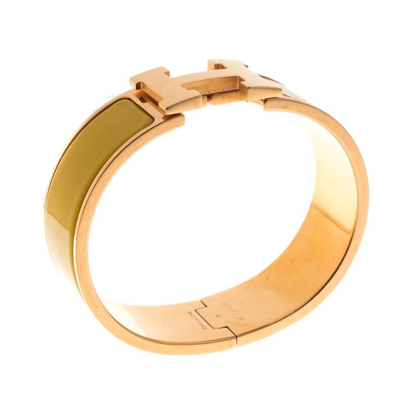 One of the most popular designs from Hermes when it comes to accessories is the Clic Clac. The Clic Clac H collection is a hit amongst fashionable women and it's time you have one yourself. This piece has been crafted from gold-plated metal and