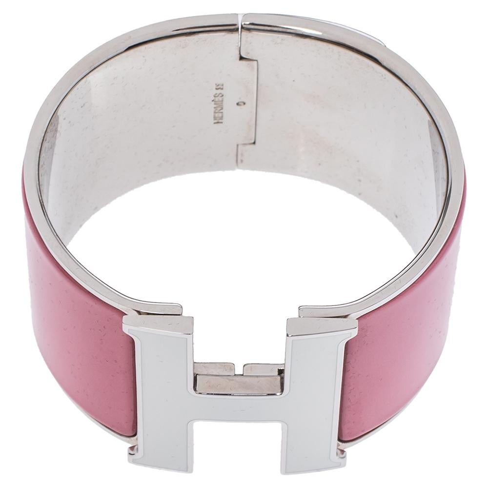 One of the most popular designs from Hermès when it comes to accessories is the Clic Clac H. The Clic Clac H collection is a hit amongst fashionable women and it's time you have one yourself. This piece is crafted from palladium-plated metal and