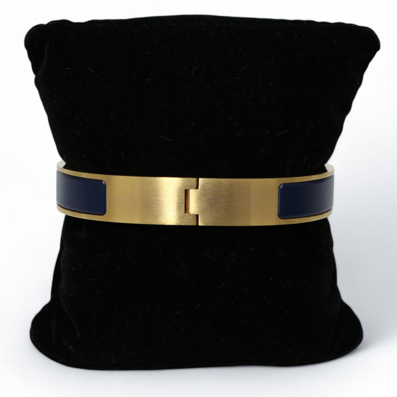 Stunning Clic H HERMES matte dark blue bracelet, delivered in its original Hermès dustbag
Condition: very good
Made in France
Material: enamel, metal
Color: dark blue, brushed gold
Size: 3 (Men)
Dimensions: inside diameter 6.8 cm, wrist