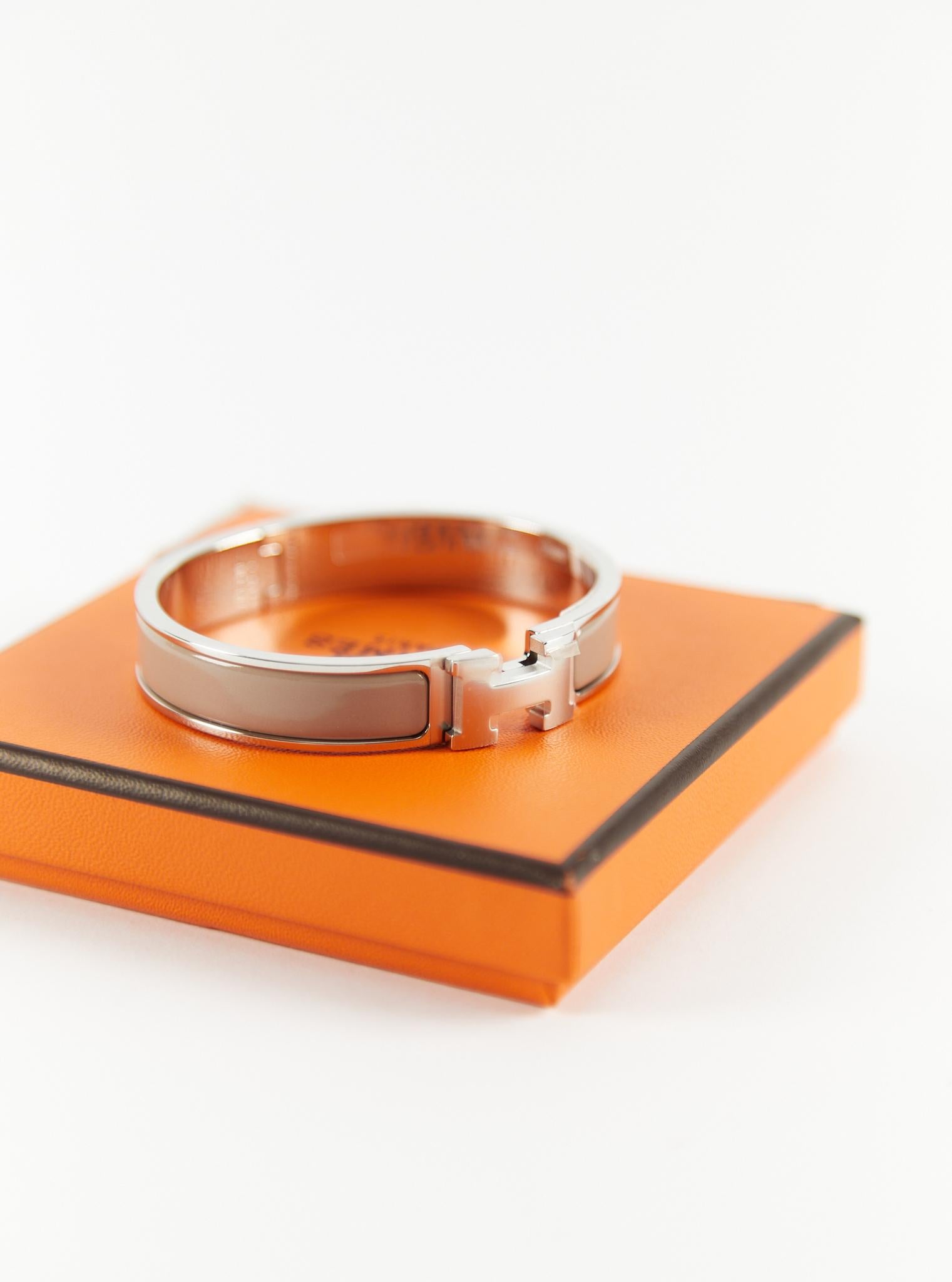Hermès  Bracelet Clic H GM en Marron Glace & Palladium

Taille du poignet : 16.8 cm  Largeur : 8 mm

Fabriqué en France

