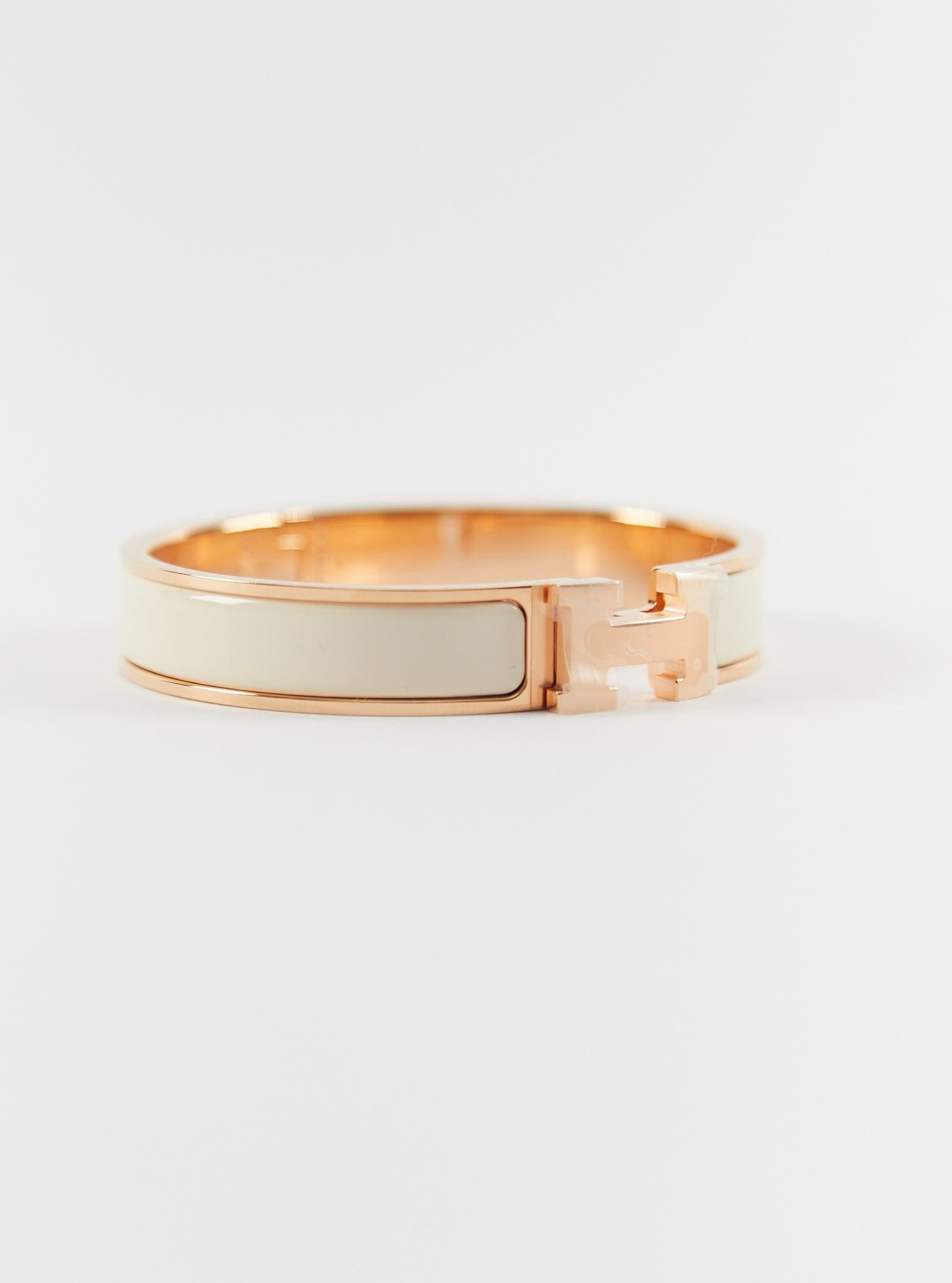 Bracelet Clic H PM d'Hermès en crème et or rose

Taille du poignet : 16.8 cm  Largeur : 12 mm

Fabriqué en France