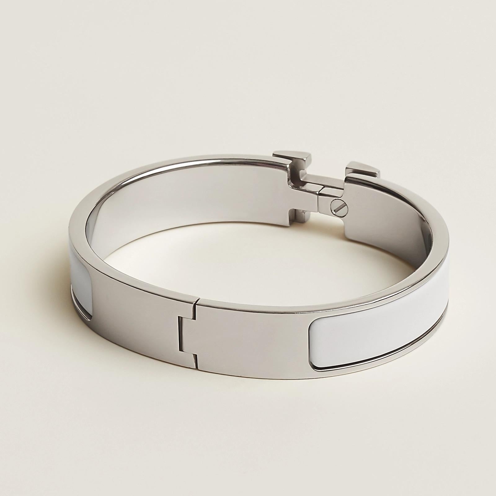 Color: White Size GM 19cm
Narrow bracelet in enamel with palladium-plated hardware.
Wrist size: 19 cm  Width: 12 mm