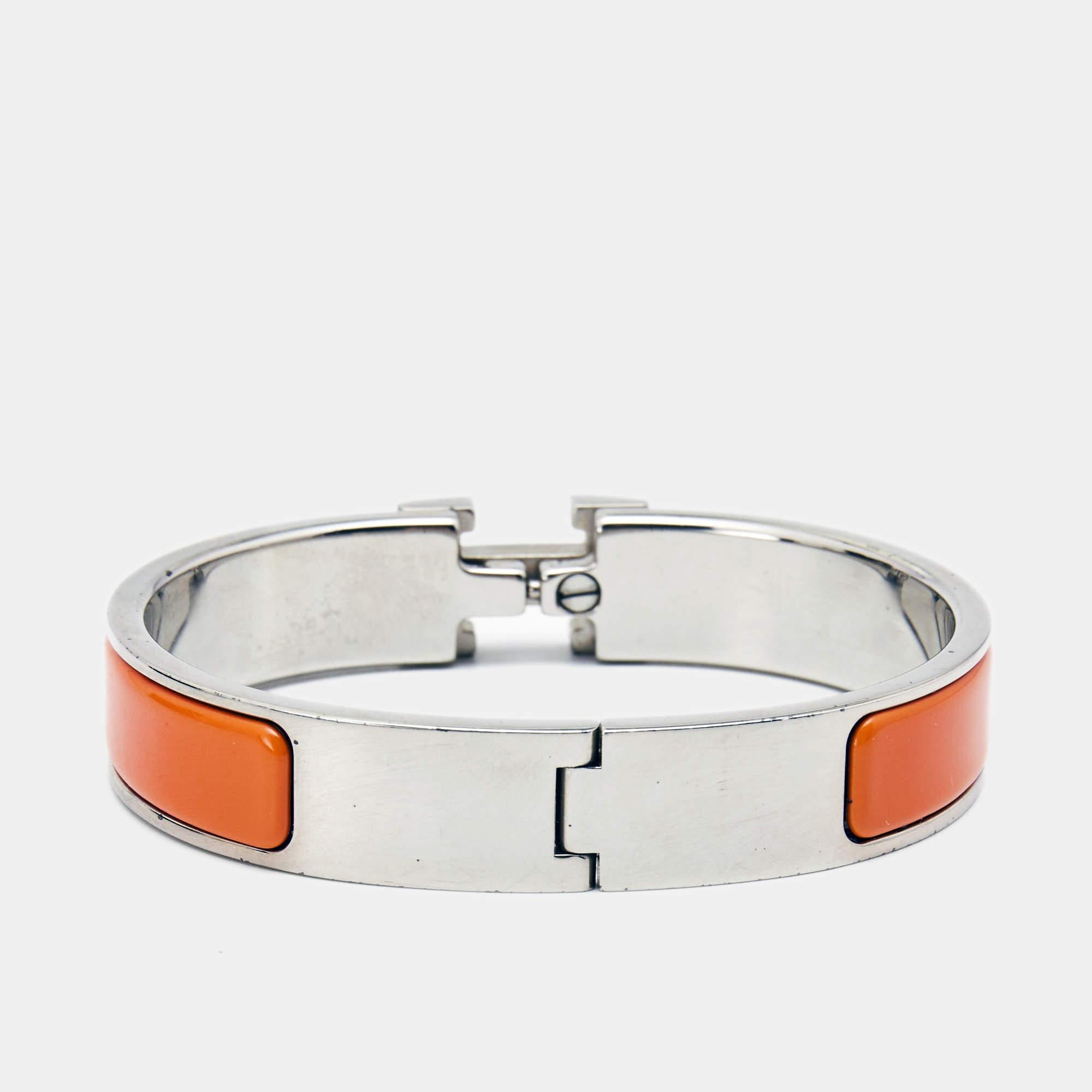 Ace the accessory game when you adorn your wrist with this stunner of a bracelet from Hermès. The piece is from their Clic H collection, and it has been crafted from palladium-plated metal and designed with enamel. This bracelet is complete with the