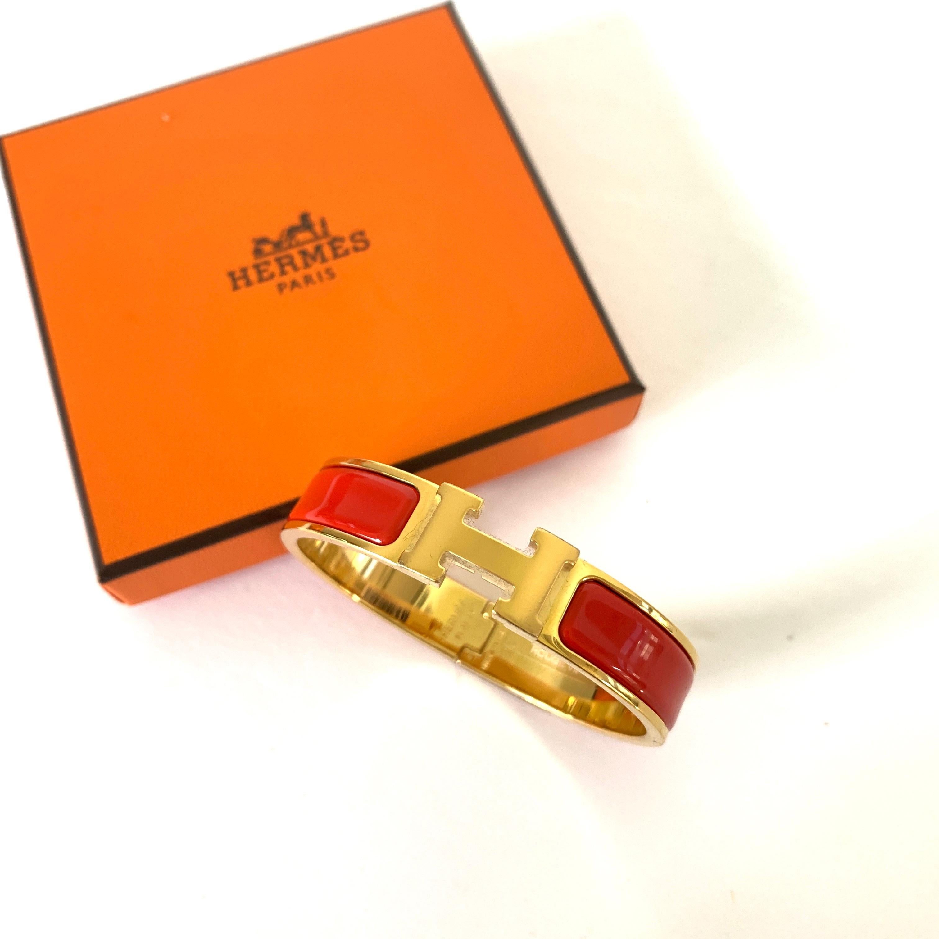 Hermes Clic  H bracelet in  Gold Plated 
Color: Rouge Vif, Red
Circumference: 7