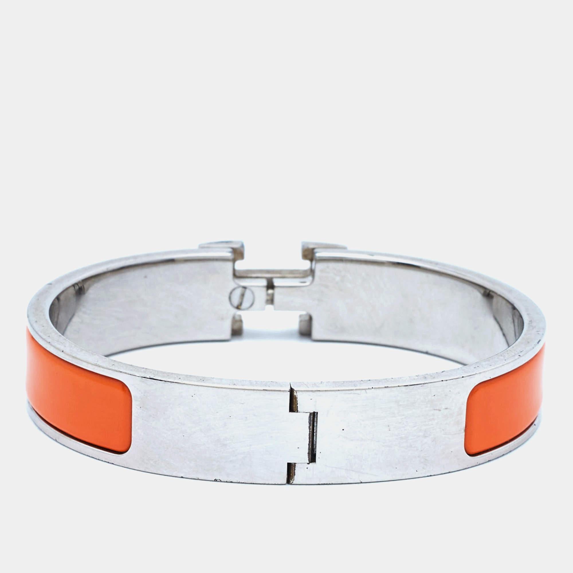 This Hermes bracelet is from the Clic H collection, and it has been crafted from palladium-plated metal and designed with enamel. This bracelet is complete with the iconic H at the center.

