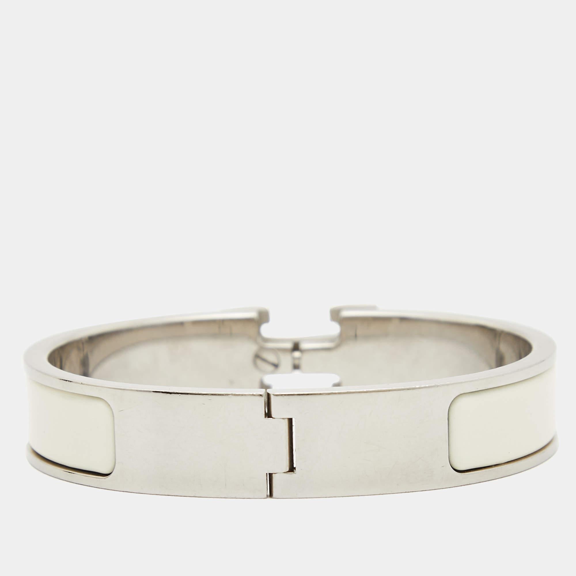 The Hermès Clic H bracelet is a luxurious accessory featuring an iconic H-shaped design. Crafted with precision, the palladium-plated hardware complements the vibrant enamel color, creating a stylish and timeless piece that seamlessly blends