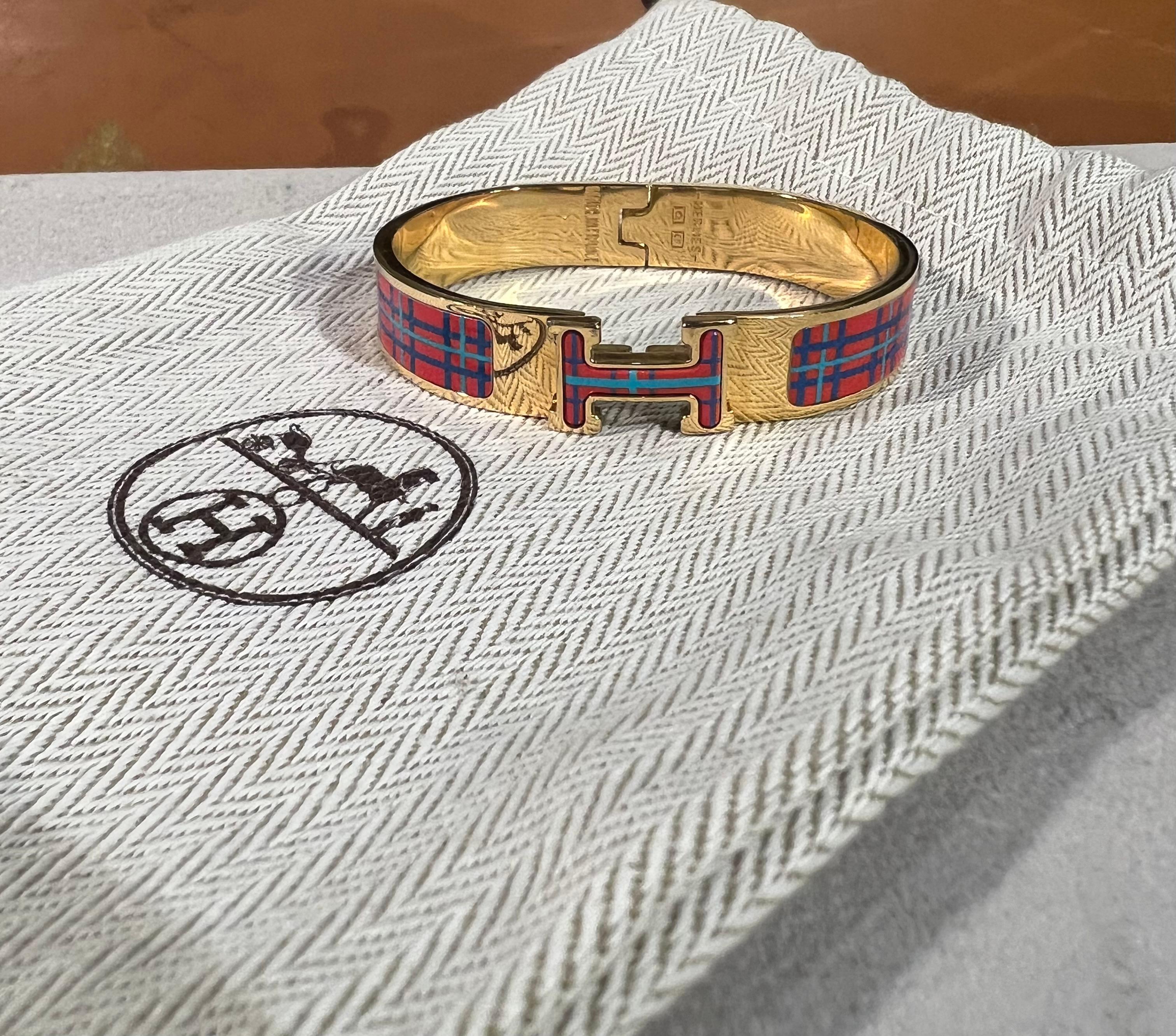 Hermes Clic-H bracelet in gold-plated metal and enamel with orange and blue tartan pattern.

Length: 18 cm (7.08 inch)

Width: 12 mm (0.47 inch)

Weight of the bracelet: 35 g

Retail price : 670 euros

Sold with its original travel pouch.

Although
