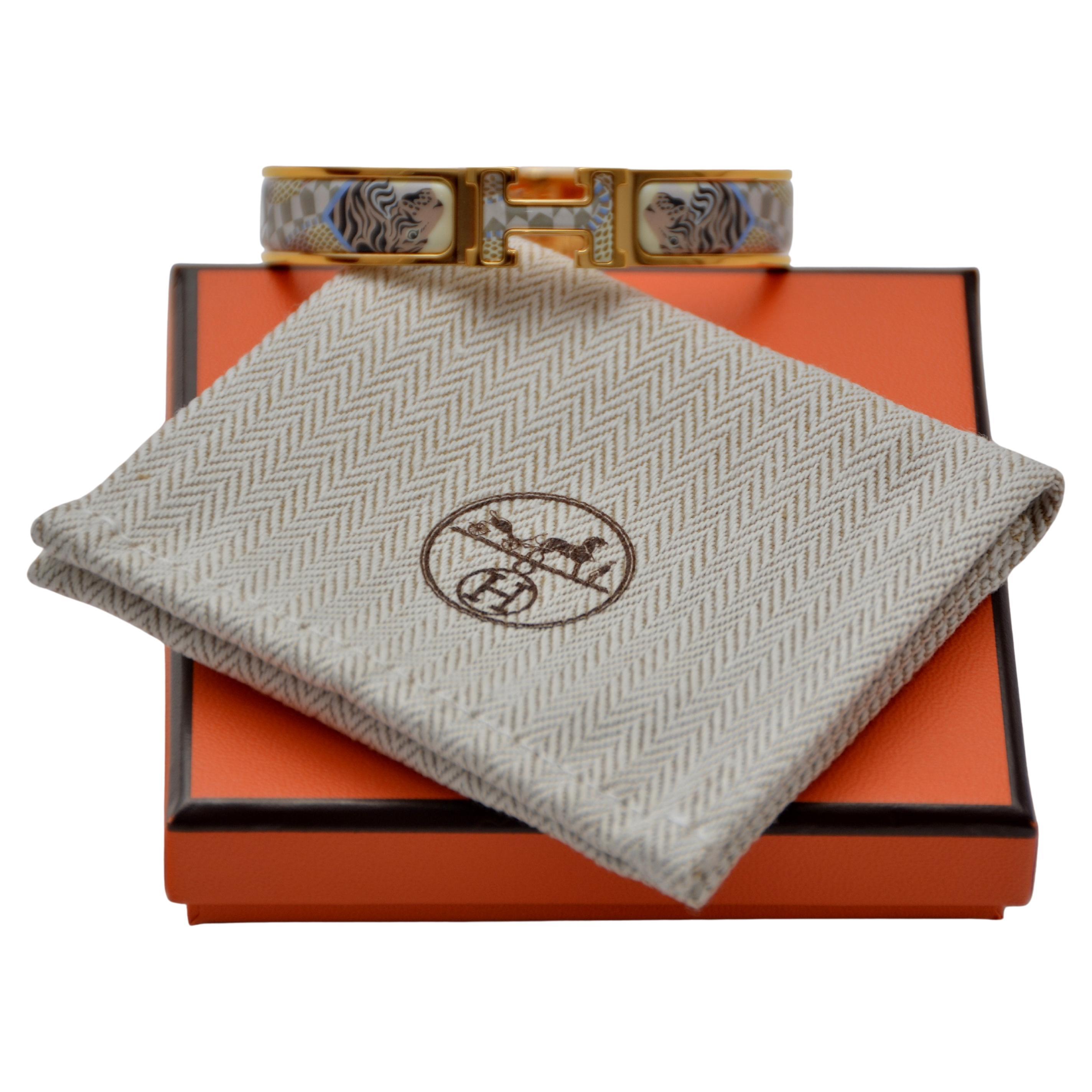 Hermes Clic H F Lanternes Ballons Esmalte Dorado  Pulsera 
Tamaño GM 
Nueva, sin usar, con bolsa y caja 
Consulta la imagen 2,3,4 para ver el estampado exacto de la pulsera 
Fabricado en Francia
Venta final