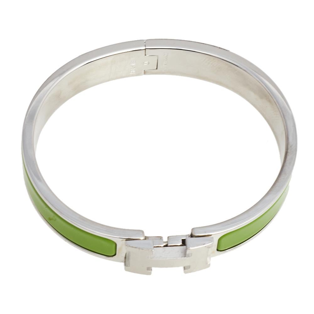 This bracelet embodies Hermès’ elegant craftsmanship with its palladium-plated metal body and white enamel inlay. Featuring the iconic H logo of the fashion house at the front, this bracelet is the accessory to buy today!