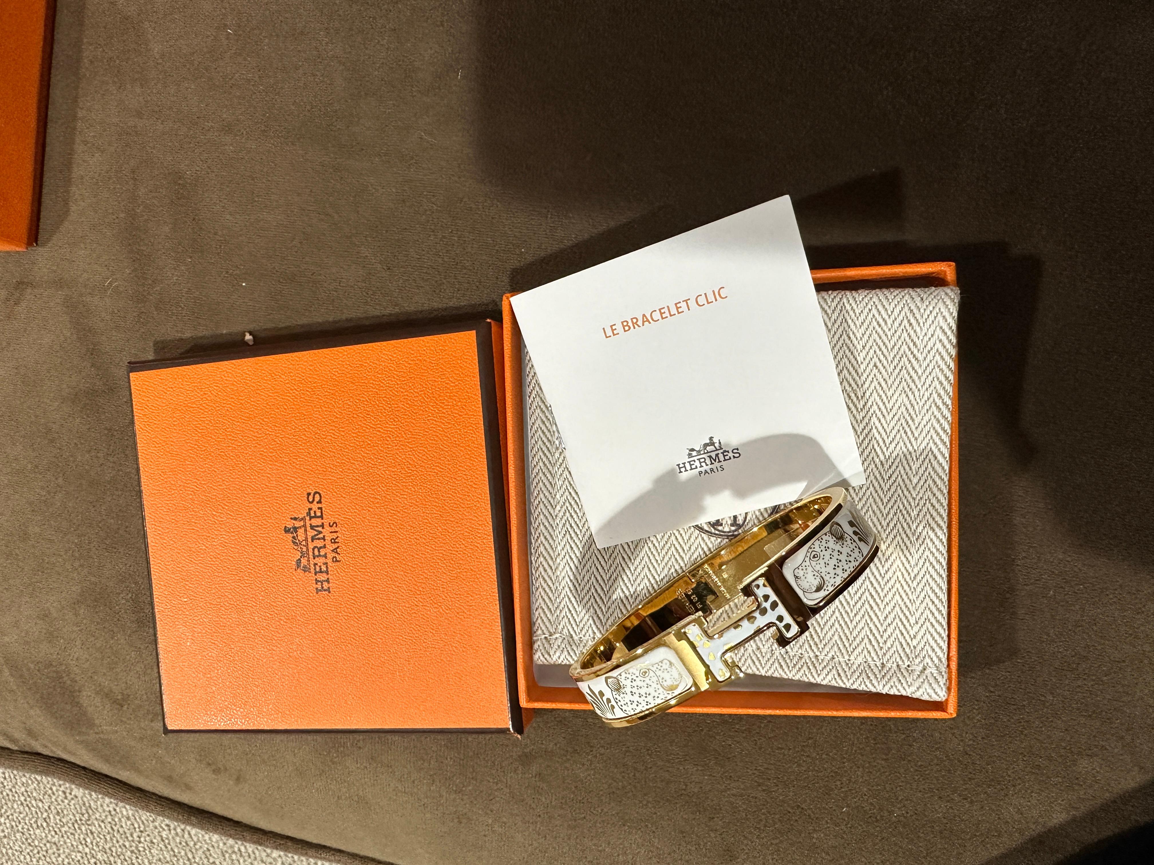 Hermes Clic H Les Leopards Bracelet Printed Enamel Gold PM In New Condition In West Chester, PA