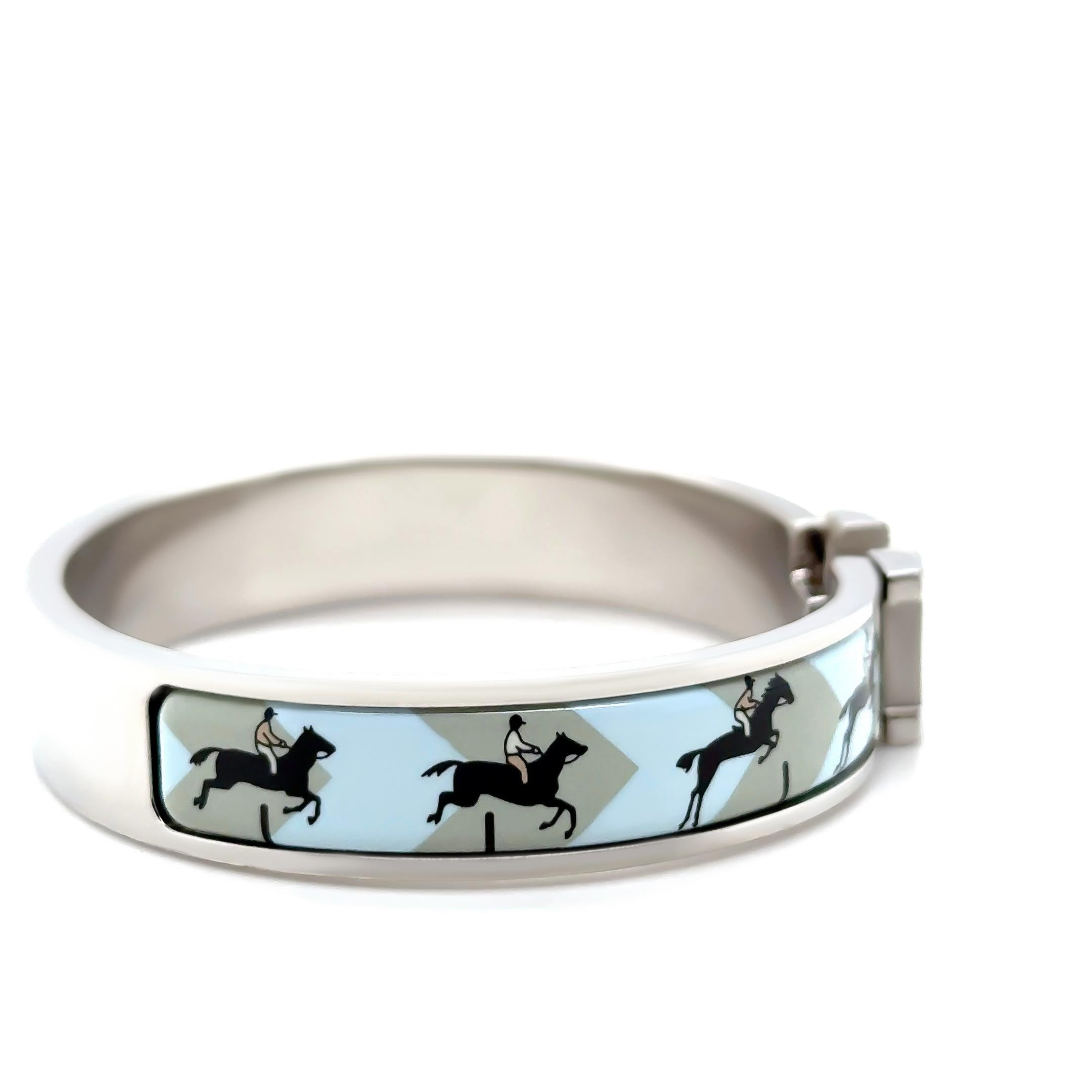 This stylish Hermès Clic H narrow bracelet from the “Les Allures” collection features a vibrant enamel finish and is signed F1 12 21 MADE IN FRANCE, exemplifying the brand’s signature craftsmanship and timeless design. Measuring 5.5cm in width, this