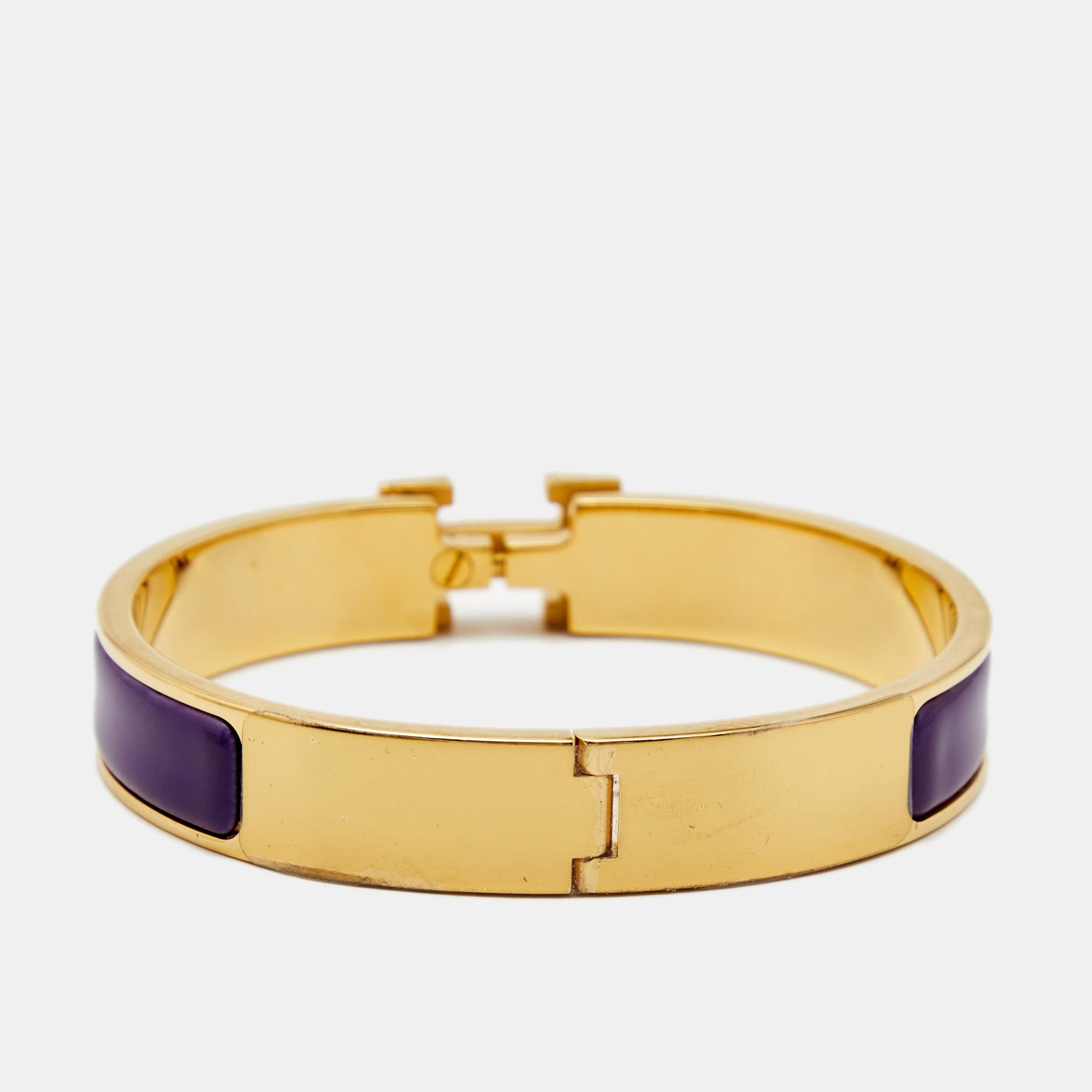 Adorn your wrist with this chic bracelet from Hermès. The piece is from their Clic H collection, and it has been crafted from gold-plated metal and designed with purple enamel. This bracelet is complete with the iconic H.


