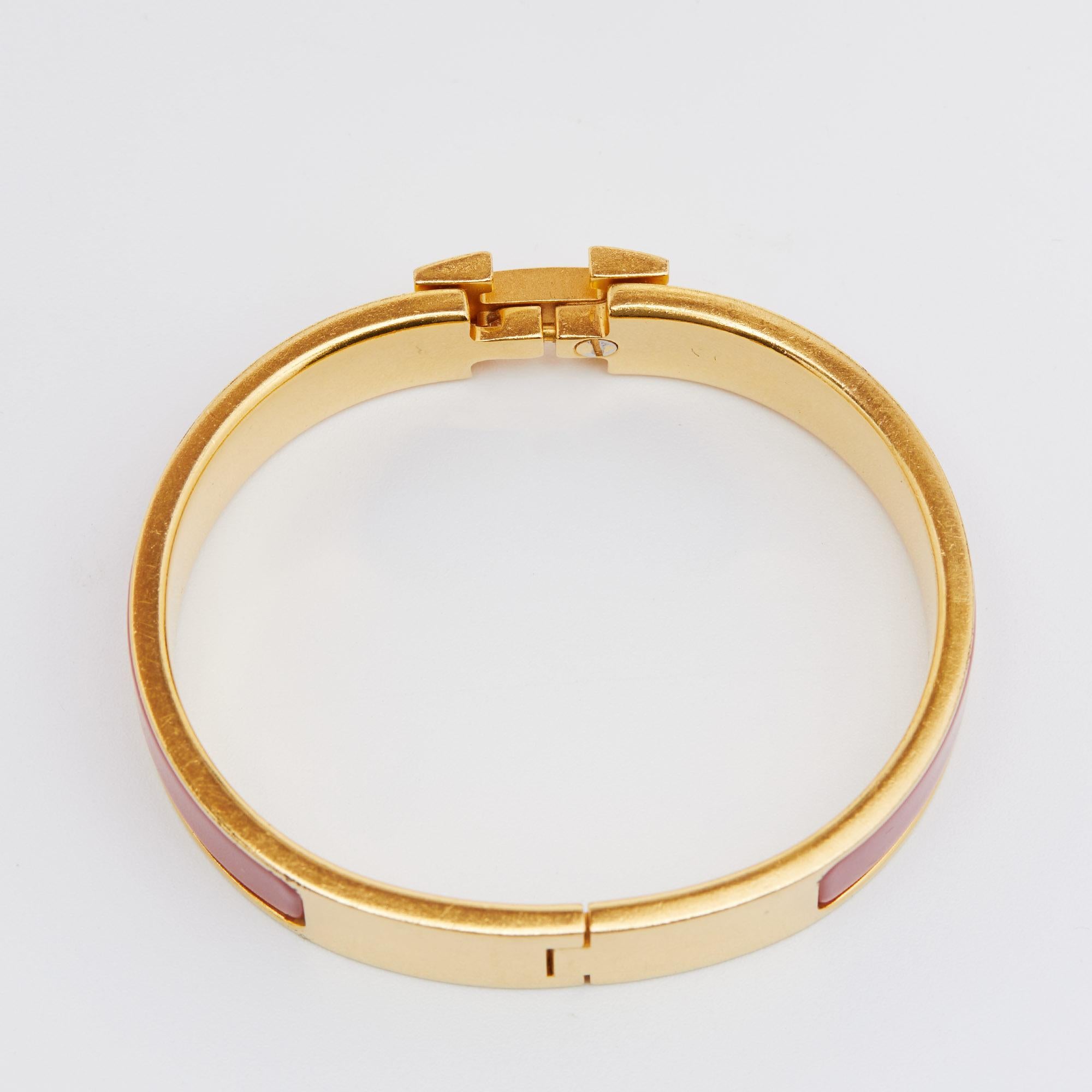 Complement your evening look by accessorizing with this gorgeous bracelet from Hermes. Sculpted using gold plated metal, this narrow bracelet is embellished with red enamel and the iconic H accent. This Hermes creation grants a very luxe edge and