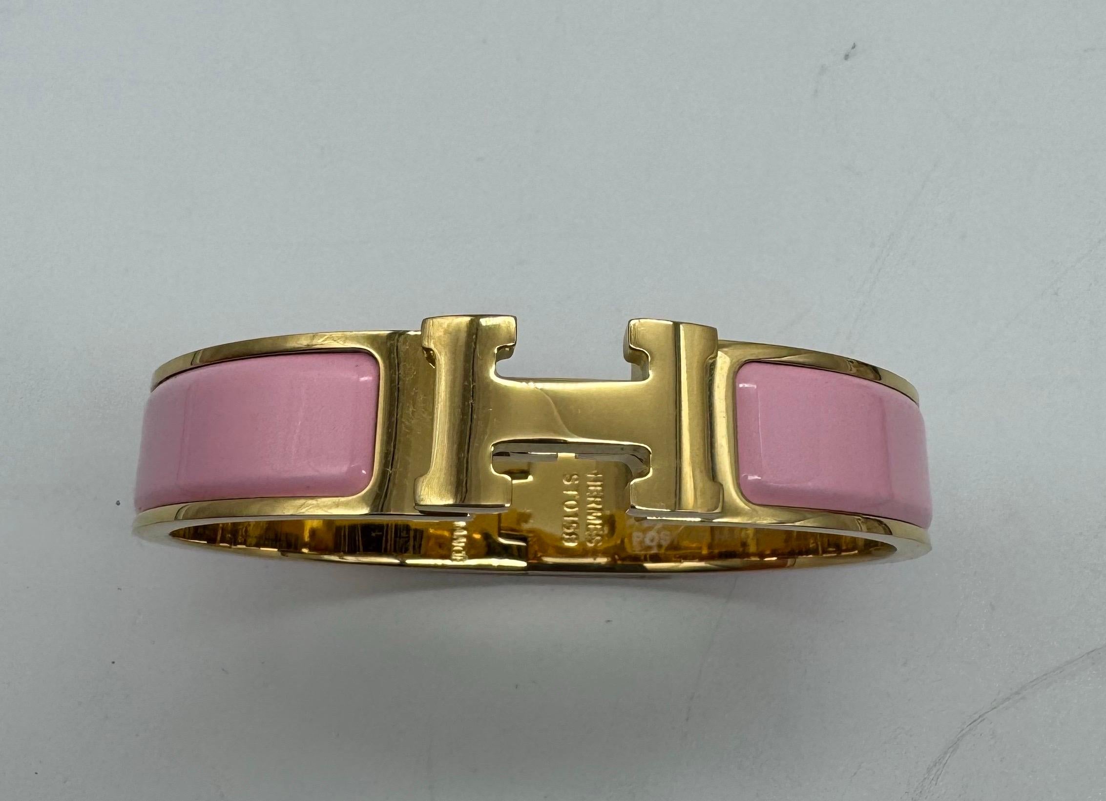 Clicca su H. Bangle
 larghezza interna 5,5 cm 
            alto 4,5 cm

Bracciale sottile con smalto. Finitura dorata.

MADE IN FRANCIA

Con sacchetto antipolvere Hermès

Nuovo, ancora attaccato con la plastica

Dimensione PM