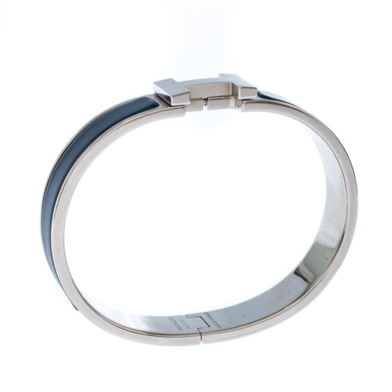 One of the most popular designs from Hermes when it comes to accessories is the Clic H. The Clic H collection is a hit amongst men and it's time you have one yourself. This piece has been crafted from palladium-plated metal with matte navy blue