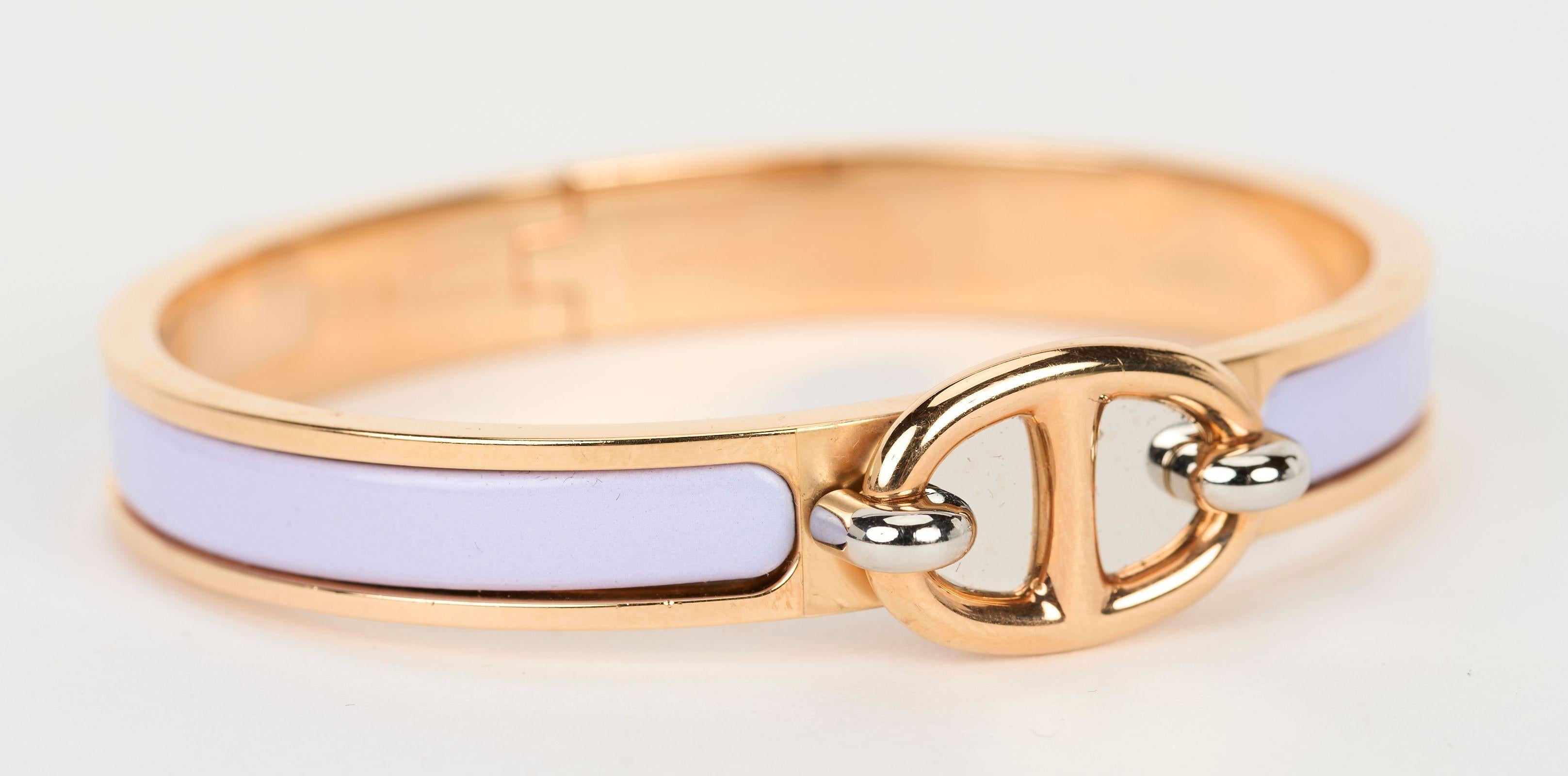 Ce bracelet Hermès Click Chaine d'Ancre PM en lilas et or est de taille PM. Neuf avec autocollant et housse d'origine en daim.
Circonférence intérieure : 6.75