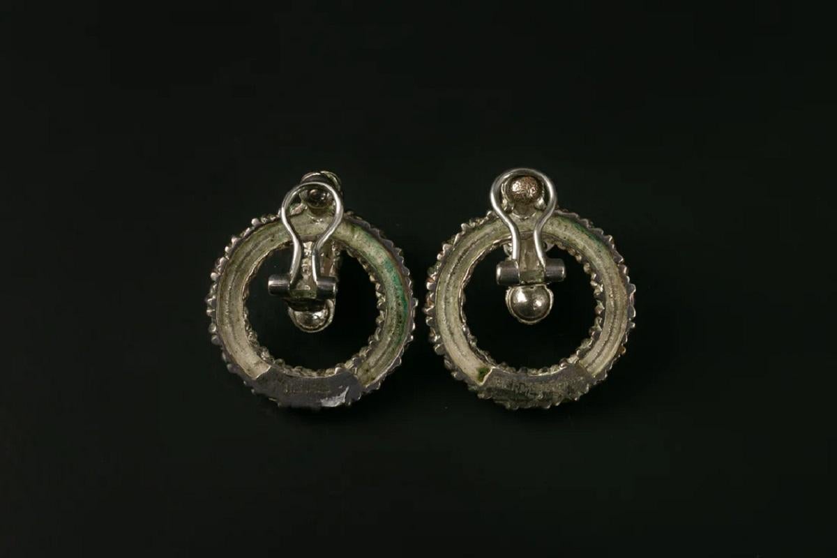 Hermès (Made in France) Clip-on silver earrings comprised of two interlocking hoops.

Additional information:
Dimensions: 2.2 W x 3 H cm (0.86