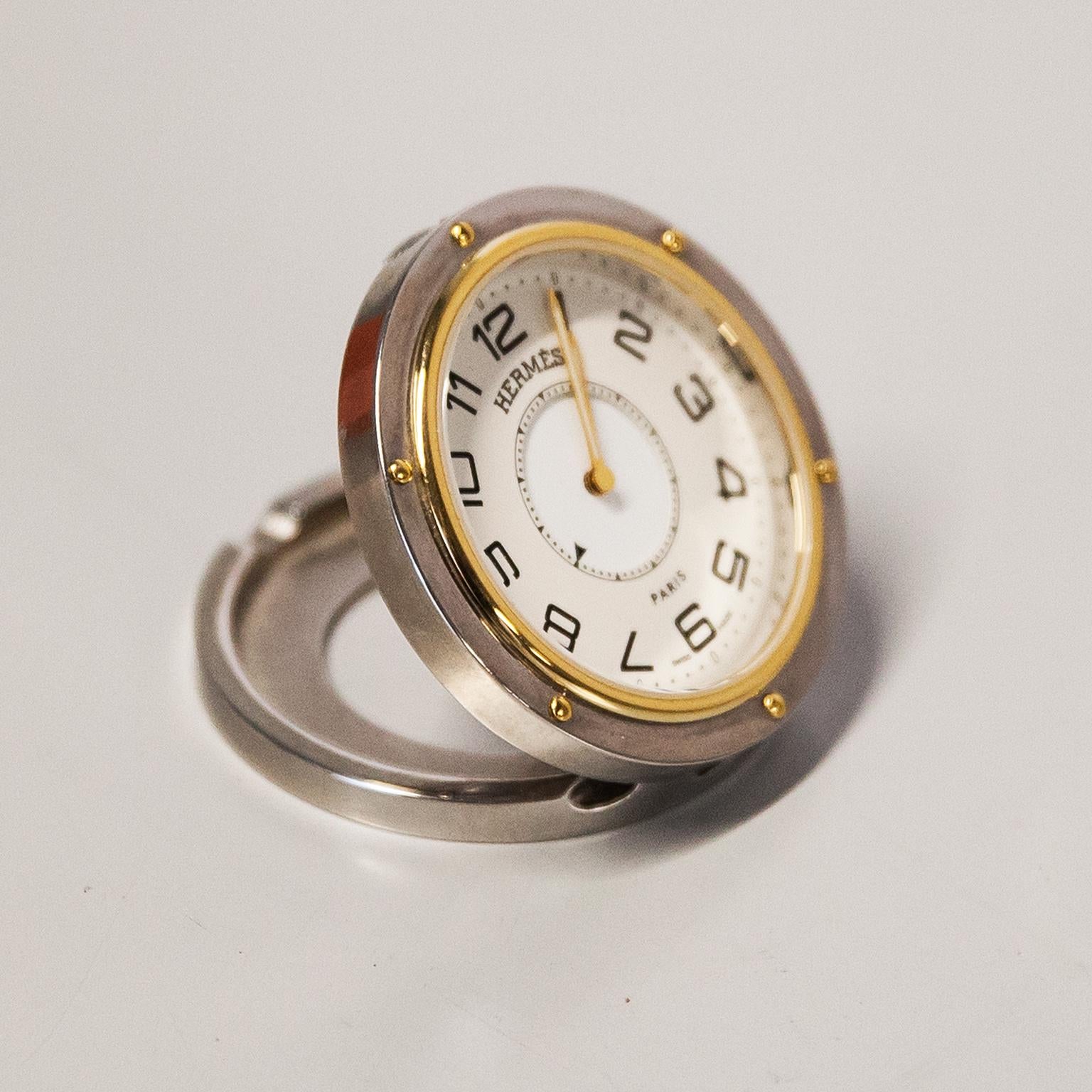 Hermès Clip Table Uhr in Messing und Stahl mit einem Quarzwerk kommt mit der Originalbox und Lederetui.