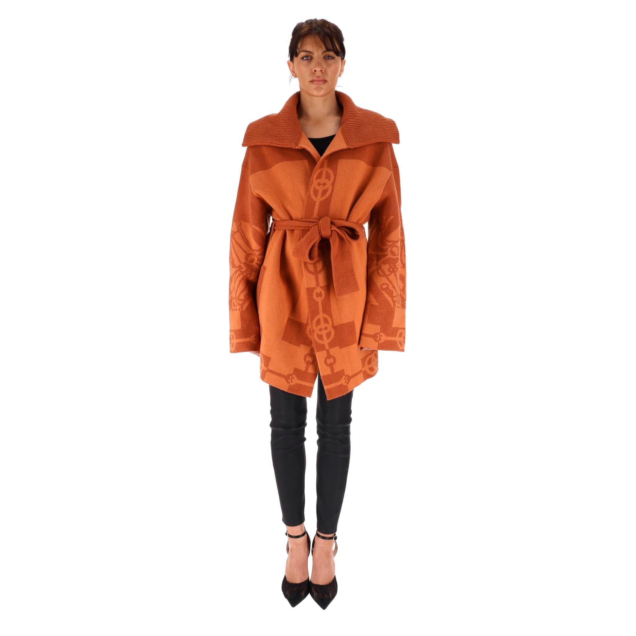 Brand New - Hermes Cliquetis Cashmere Cardi/Coat

Rare item - Orange, belted cardi/coat with 'Cliquetis to the back. Pattern

though out with oversize collar. From 2022 collection.

Size - 36FR

Condition - Brand New

Composition - Cashmere