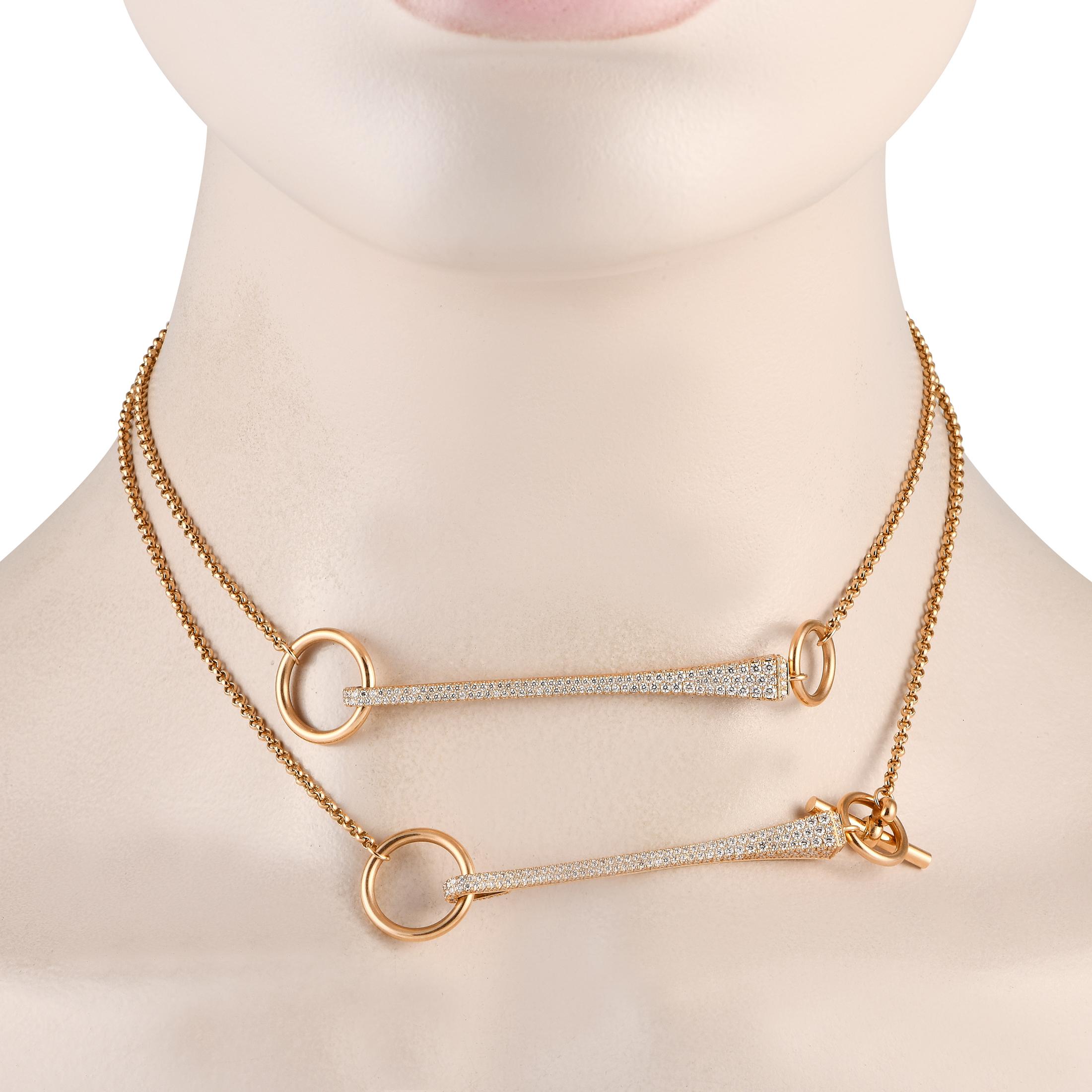 Das Collier Clou de Forge spiegelt die Raffinesse und den Geist der Marke Hermes wider und besticht durch seine Schlichtheit. Diese lange Halskette hat einen Knebelverschluss und zwei von Nägeln inspirierte Akzente, die vollständig mit Diamanten in