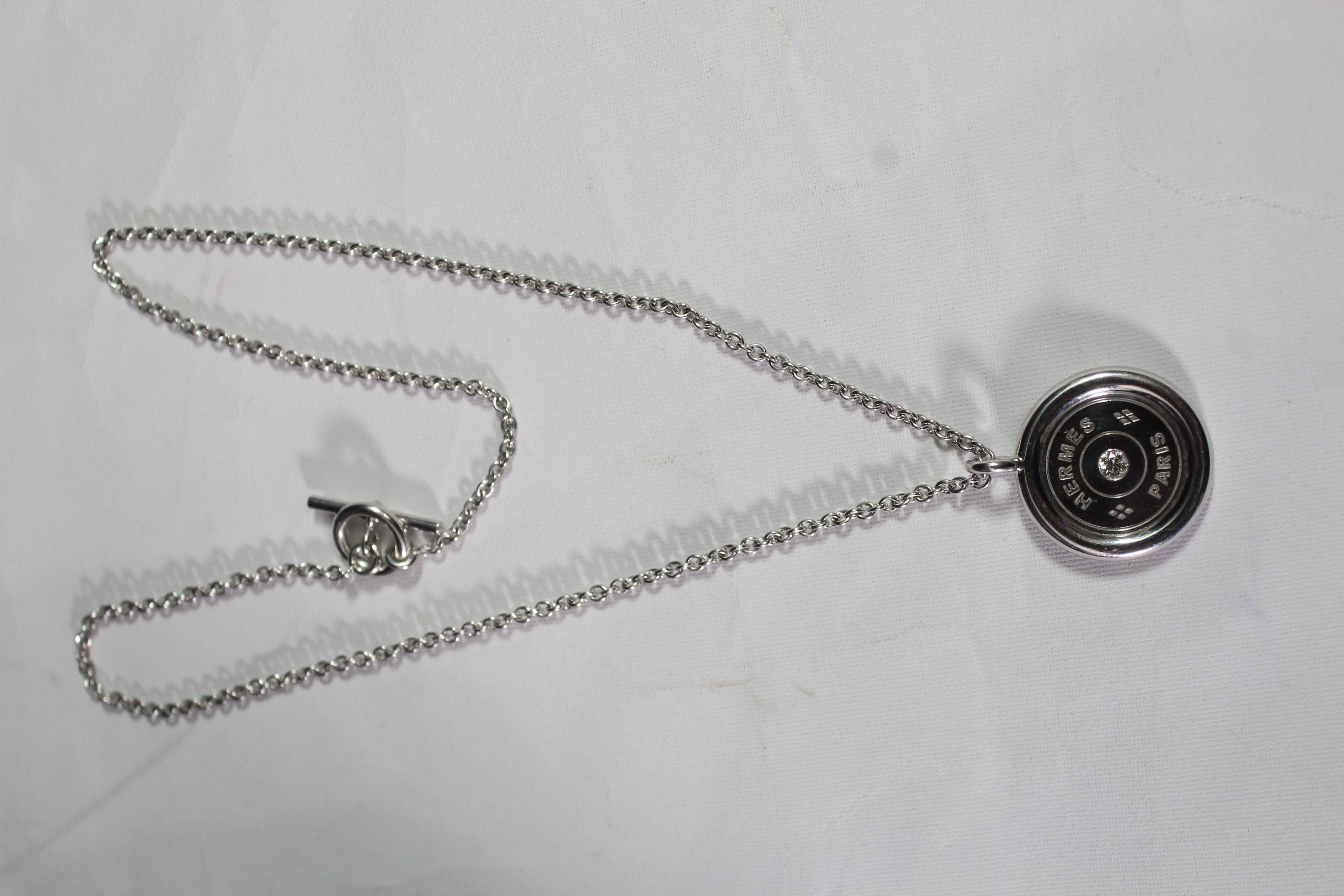 Nice Hermes Cliu de selle necklace in white gold and central diamond.

Good conditon

Medium model

Comes with box