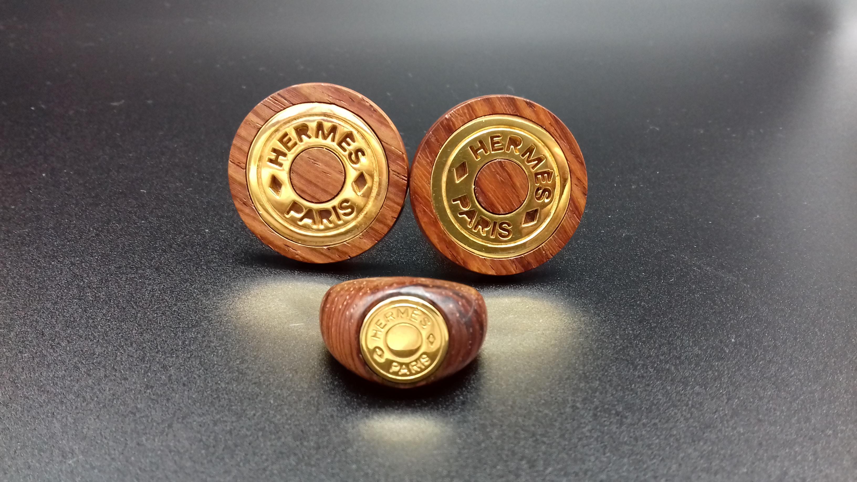Bellissima parure autentica di Hermès con orecchini e anello coordinato

Modello: Clou de Selle

Orecchini a clip, per orecchie forate e non.

Realizzato in legno e Wood Wood dorato

Colori: Marrone, Oro

