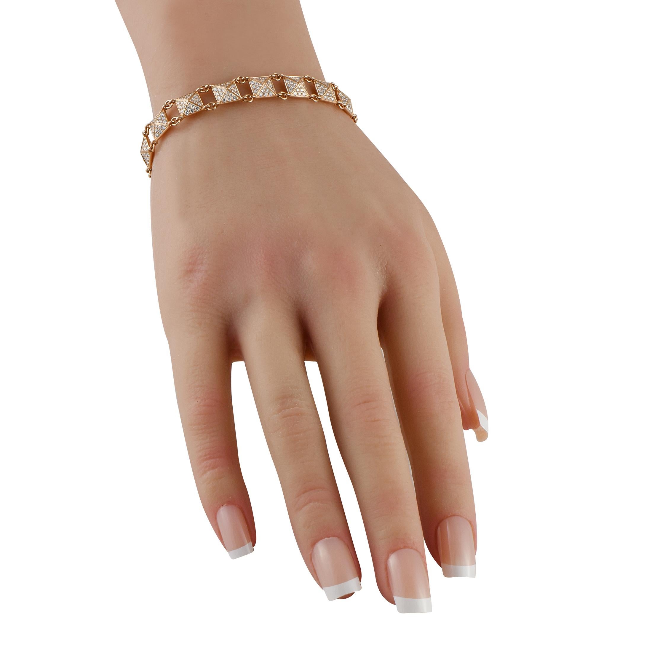 Para quienes aprecian la belleza clásica con un toque inesperado, esta pulsera de diamantes Hermes Clou d'H ofrece sofisticación con un toque atrevido. La pulsera está diseñada con una serie de motivos en forma de clavo, cada uno con una silueta