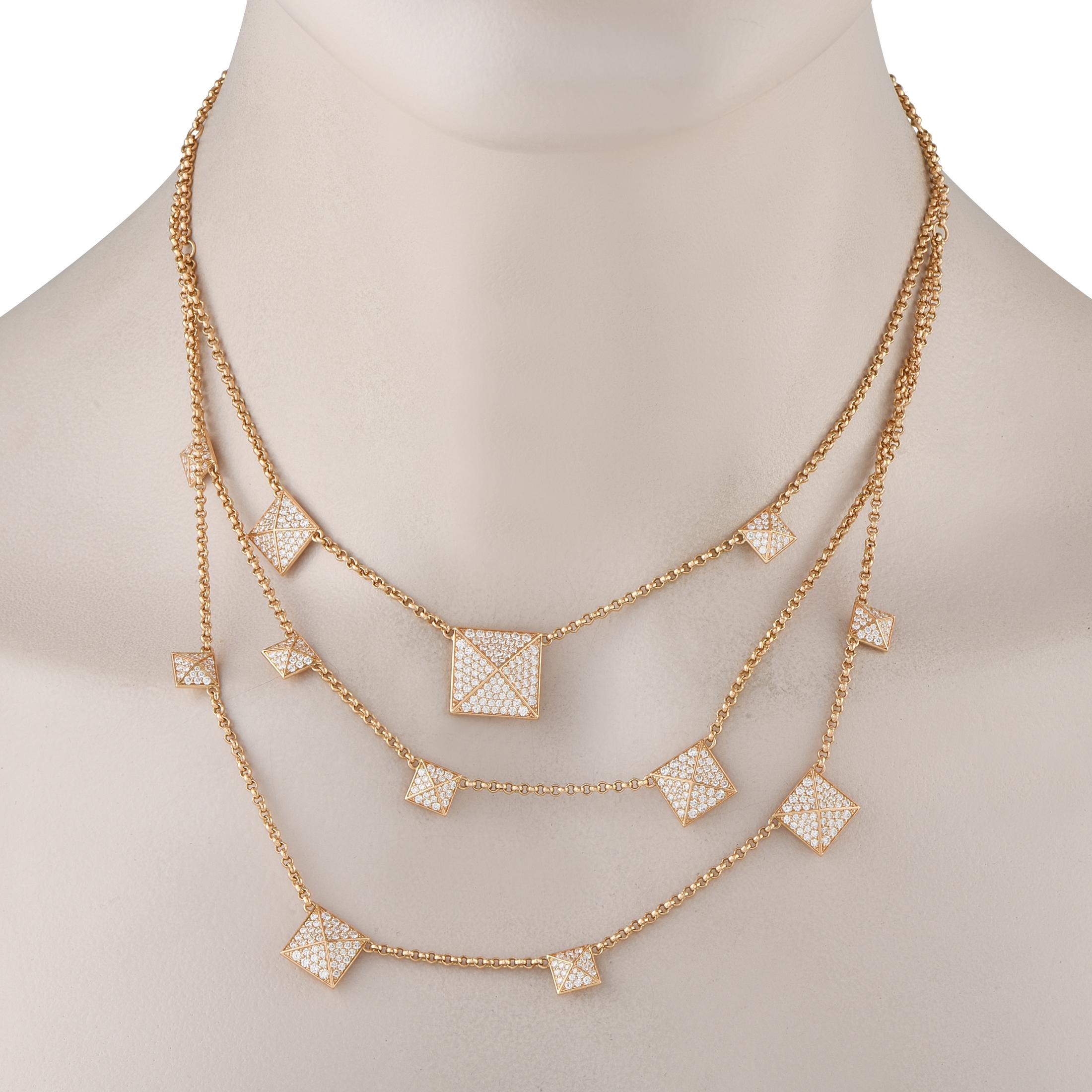 De la colección Clou d'H, aquí tienes un collar atrevido en oro rosa con motivos de clavos. Los iconos piramidales son de distintos tamaños y tienen las cuatro caras cubiertas de diamantes que también se estrechan. Esta pieza presenta tres hebras en