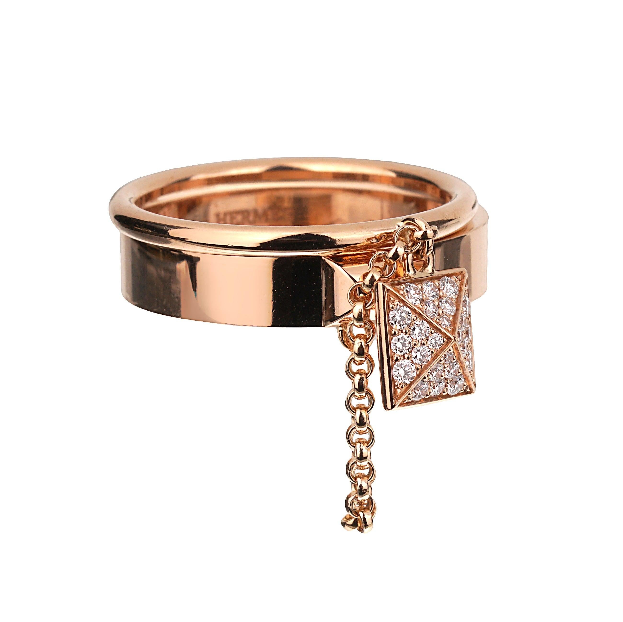 La bague double Clou d'H d'Hermès capture l'essence du luxe et de l'élégance moderne. Réalisé en or rose 18 carats, il présente deux bandes polies reliées par une chaîne délicate pour une silhouette à la fois audacieuse et raffinée. La bande la plus