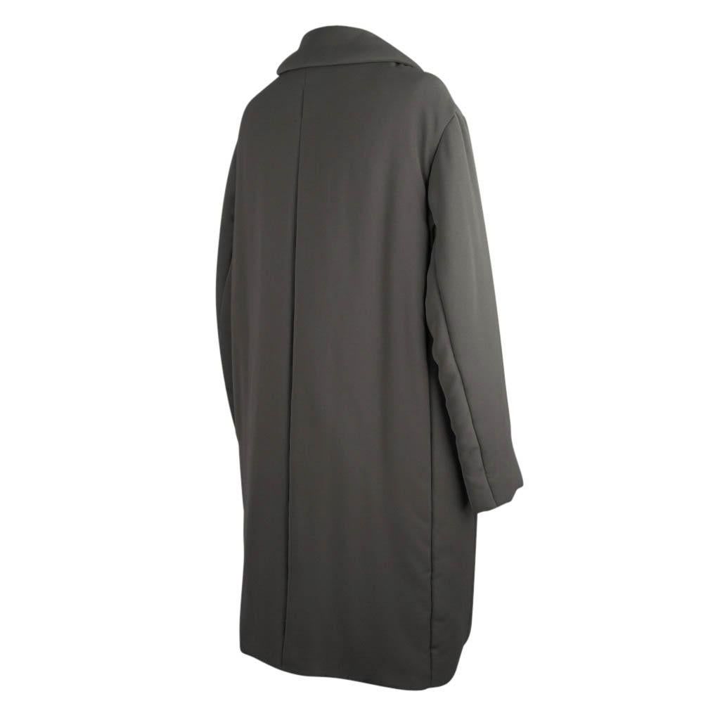 Grauer, schlanker Mantel von Hermès mit subtiler Polsterung 38 / 6 im Angebot 7
