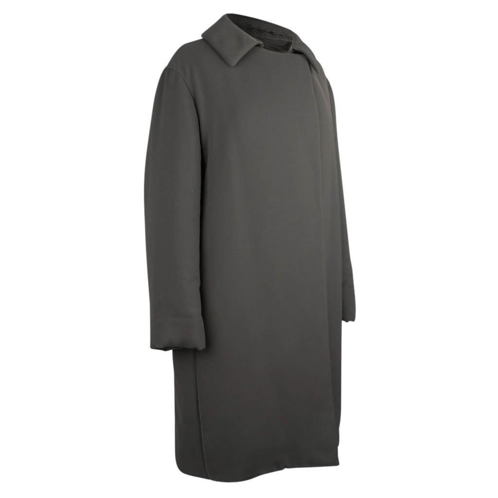Grauer, schlanker Mantel von Hermès mit subtiler Polsterung 38 / 6 Damen im Angebot