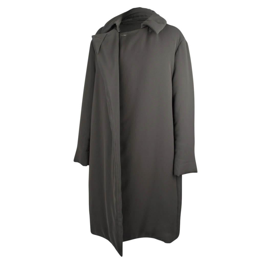Grauer, schlanker Mantel von Hermès mit subtiler Polsterung 38 / 6 im Angebot 1