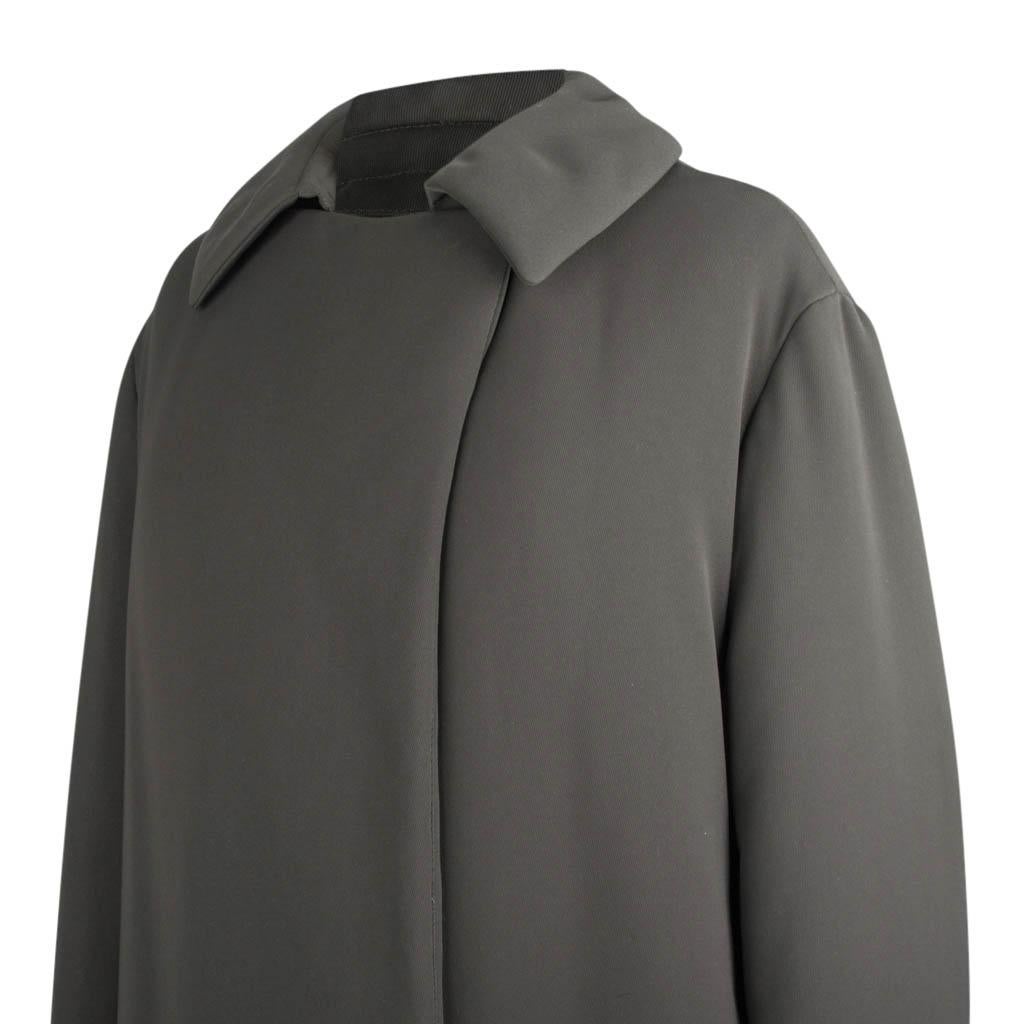 Grauer, schlanker Mantel von Hermès mit subtiler Polsterung 38 / 6 im Angebot 3