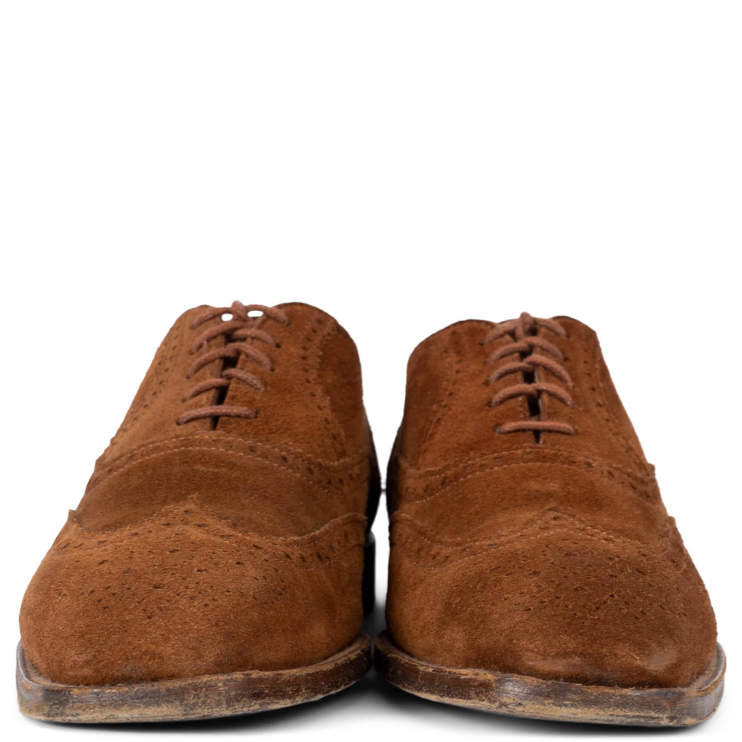 100% autentiche scarpe classiche Hermès in pelle scamosciata marrone cognac. Sono state indossate e presentano una forte usura della suola. Nel complesso in ottime condizioni. Viene fornito con sacchetto antipolvere. 

Misure
Dimensione
