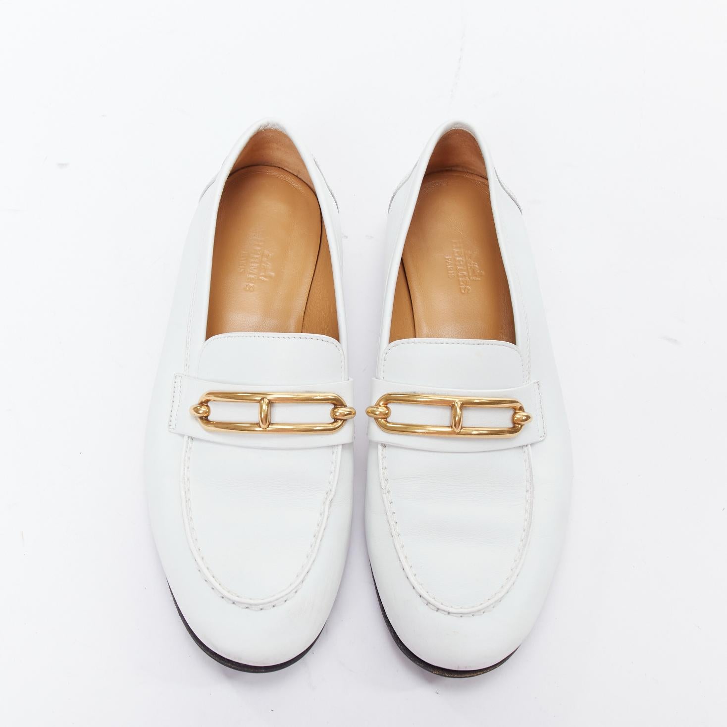 HERMES Colette white goat leather gold plated Roulis buckle loafers EU37
Reference: KYCG/A00061
Brand: Hermes
Model: Colette
Material: Leather
Color: White, Gold
Pattern: Solid
Closure: Slip On
Lining: Nude Leather
Extra Details: Loafer in goatskin