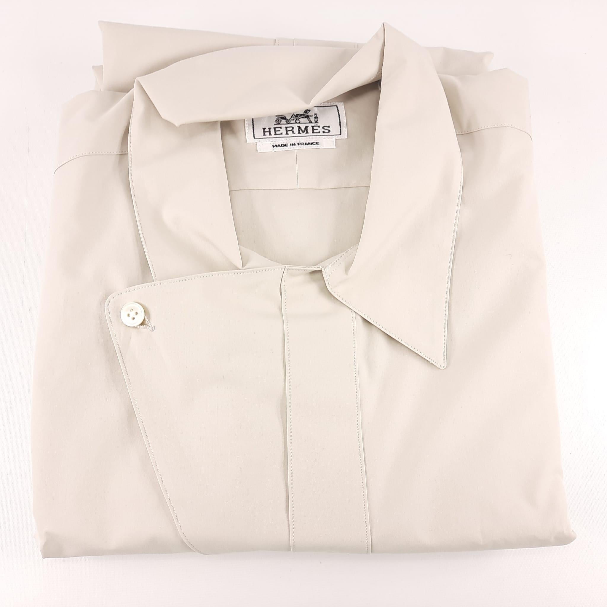 Size 39
Sporty fit shirt in compact cotton poplin
Polo neckline with band detail, to be worn open or closed
Pure mother-of-pearl buttons and plain cuffs with palladium-plated Clou de Selle buttons
Made in France
Length: 78 cm 