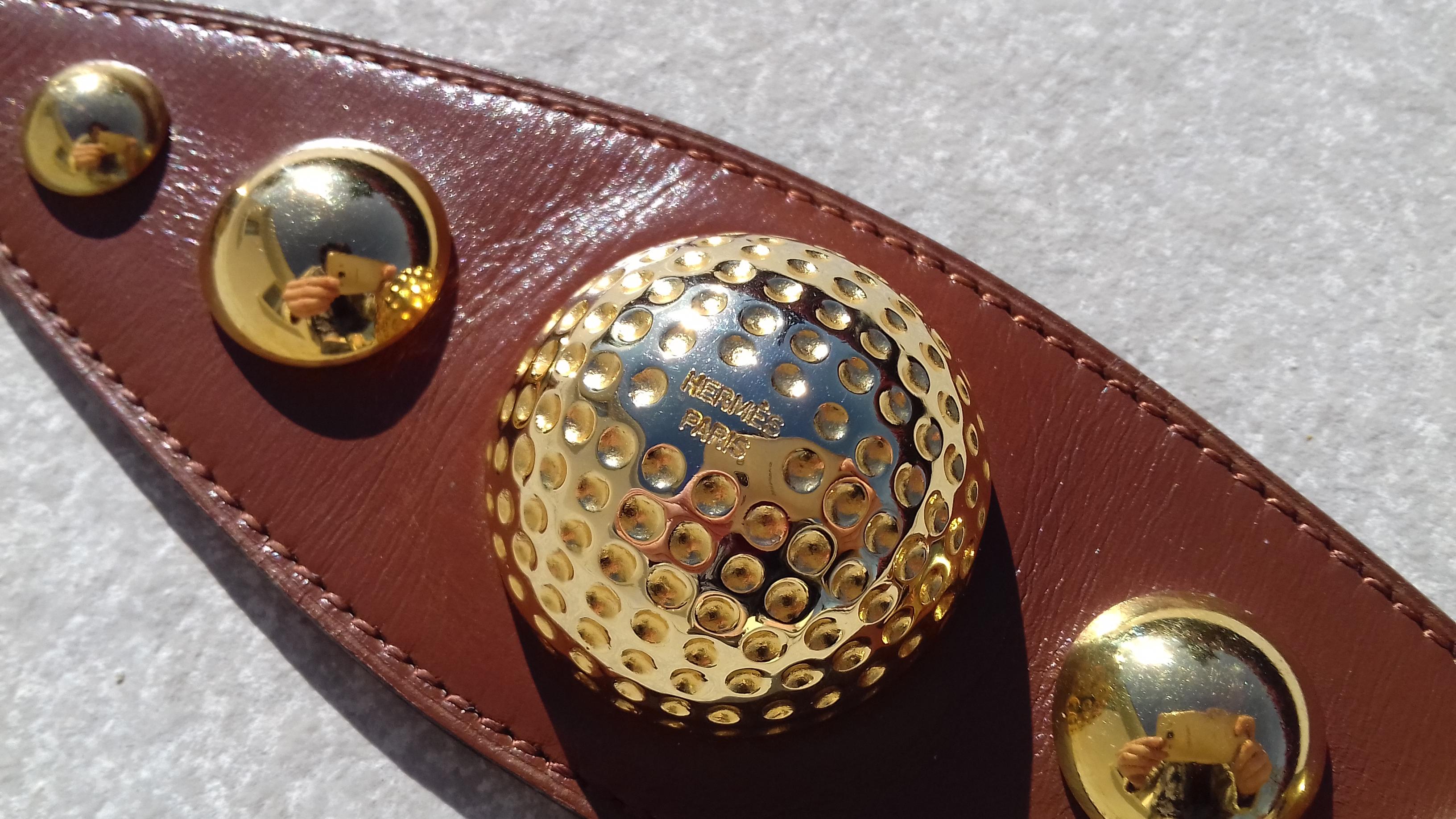 Seltene authentische Hermès Vintage Ornament

Besteht aus einem Stück Leder, das mit halben Kugeln verziert ist. Der mittlere ist mit 