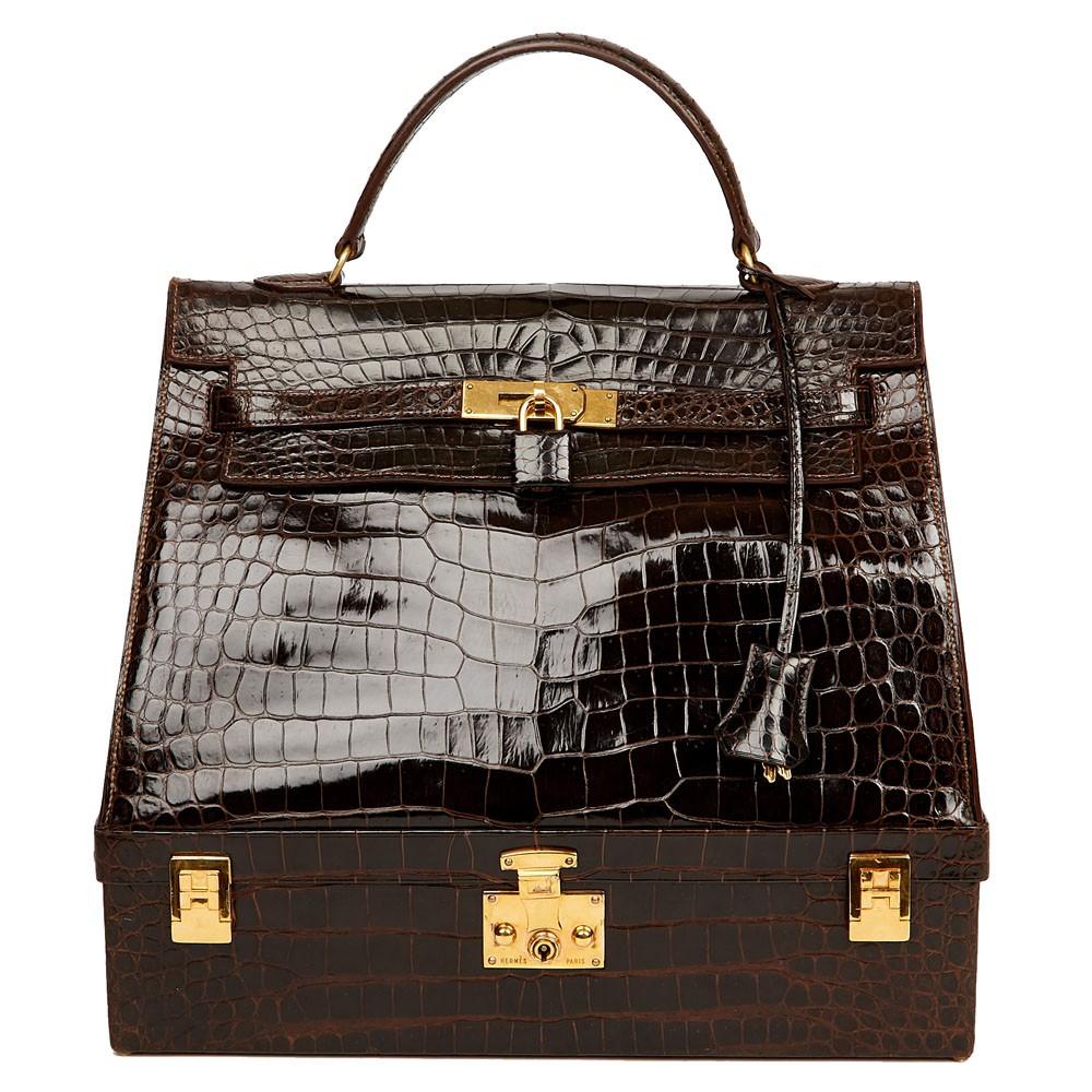 Kelly Hermes bag Porosus crocodile. 
Rare and exceptional piece from the House of Hermes. It is similar to the Kelly bags family. It contains all the details of the emblematic bag, plus a removable jewelry box. The jewelry is gold-plated. Two H