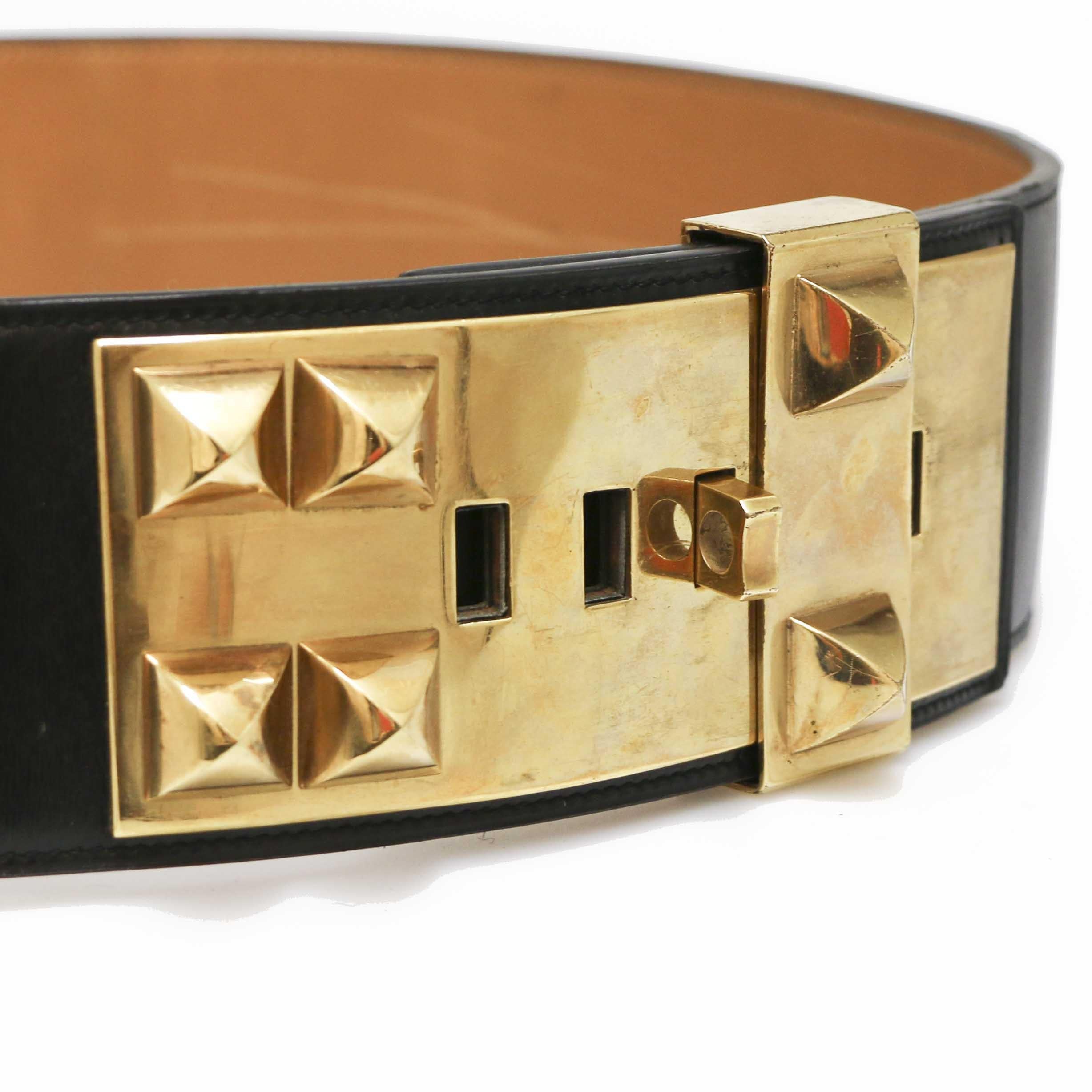 COLLECTOR Large belt CDC HERMES in black box leather. Clasp Collier de Chien. The hardware is in golden metal.
In good condition. Trace on the interior leather (see photo), micro-scratches on the hardware
Made in France.
Size: 95 x 7cm
Stamp A in a