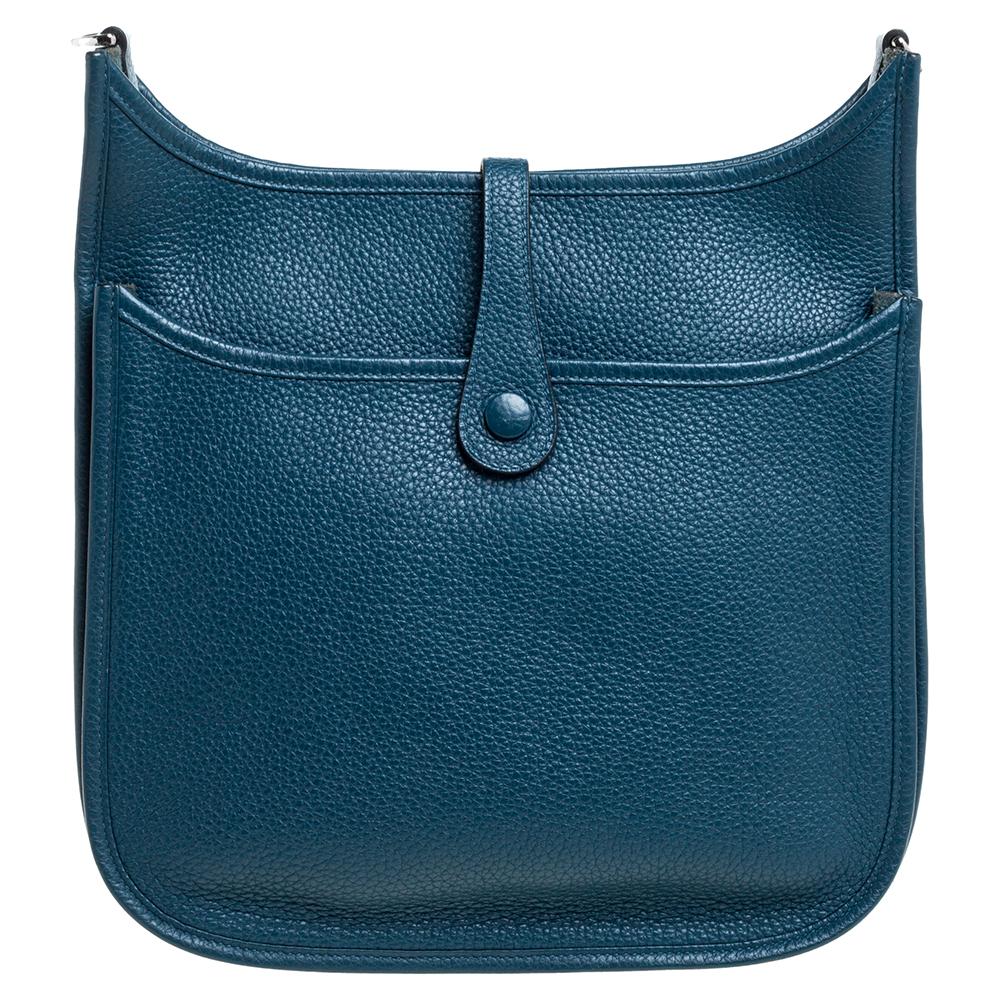 Hermes is a brand that delivers designs with art and creativity and this Evelyne is just another proof. Finely crafted from leather in a ravishing green shade, and featuring an adjustable shoulder strap, this piece is a classic. The bag is spacious