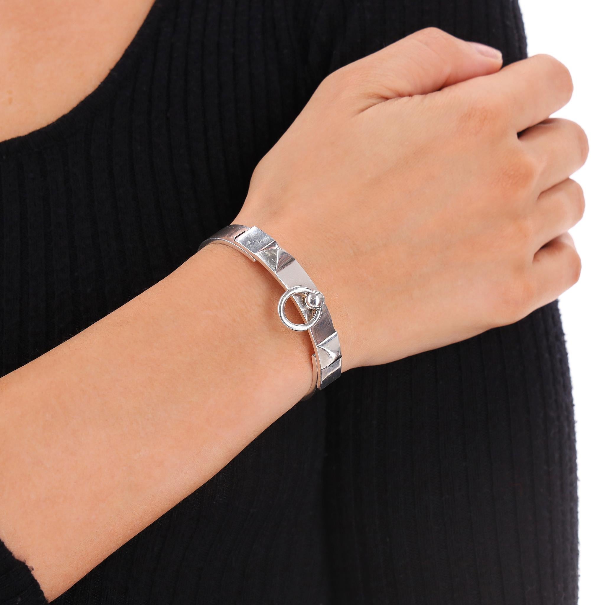 We Adore - Hermes Collier De Chain Silber ST Medium Armband

Aus der Collection Collier de Chain stammt dieses in Frankreich gefertigte Armband aus Sterlingsilber.

Das Design mit den charakteristischen Médor Pyramidennieten und dem beweglichen Ring
