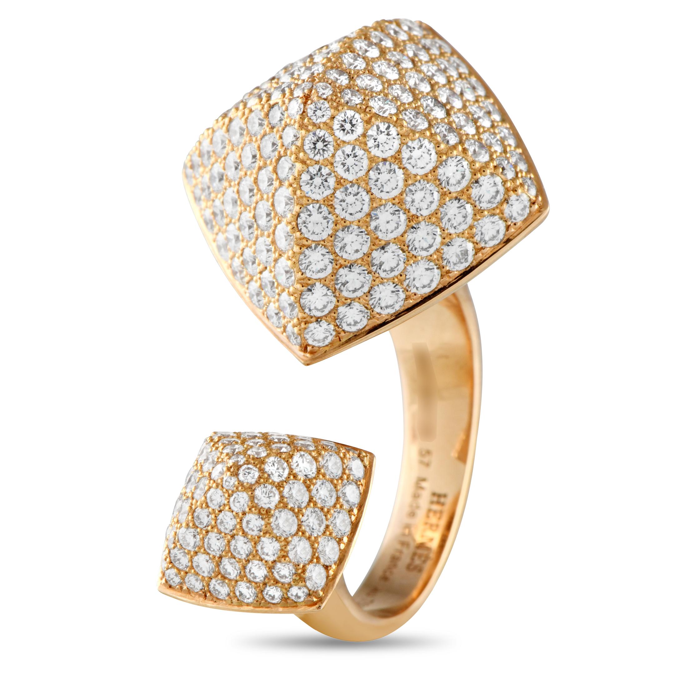 Issue de la collection Colliers de Chien de Herms, voici une bague audacieuse en or rose qui fait preuve d'élégance et d'individualité. Cette pièce présente une tige ouverte en or rose, dont les extrémités sont ponctuées par les clous pyramidaux
