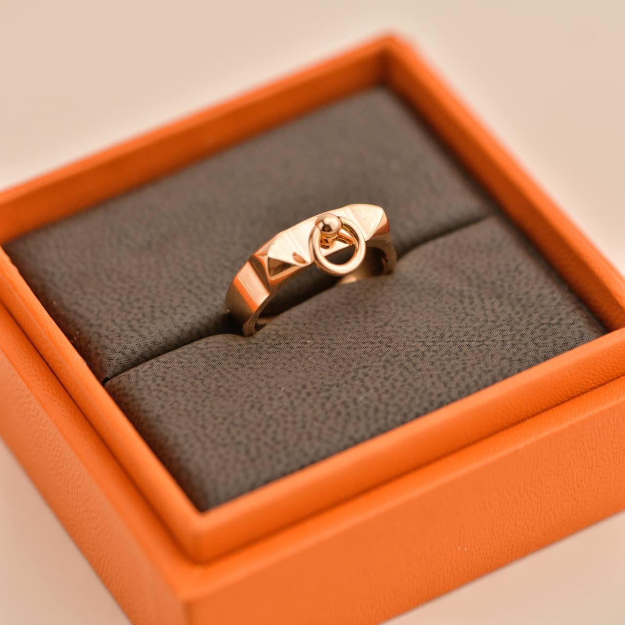 SKU	33301712
Livré avec	Boîte uniquement
RRP	1 870 £ TTC / 1 850 € TTC / 2 475 $ HT
Modèle	Collier de Chien
Numéro de série	20AK070177
Métal	Or rose 18k
Poids	Environ 6,46 g
Taille de l'anneau 	53 (UK : M-ONE ½, US :