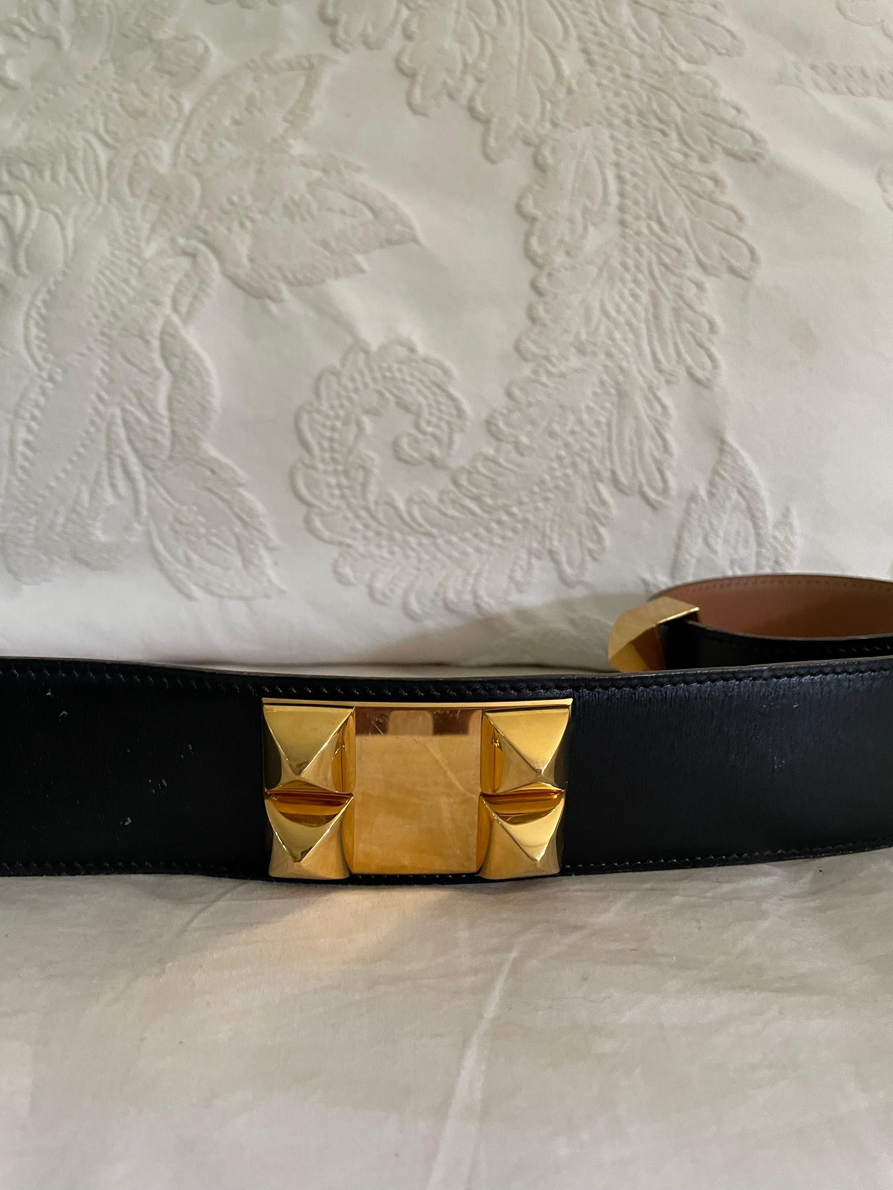 Hermès Collier de Chien 50 belt in black box calfskin with gold-tone metal buckle and studs.
Size 70.
Maximum length 80 cm
Height 5 cm
In excellent condition, with some signs of wear on the leather and hardware.
With original dust bag.